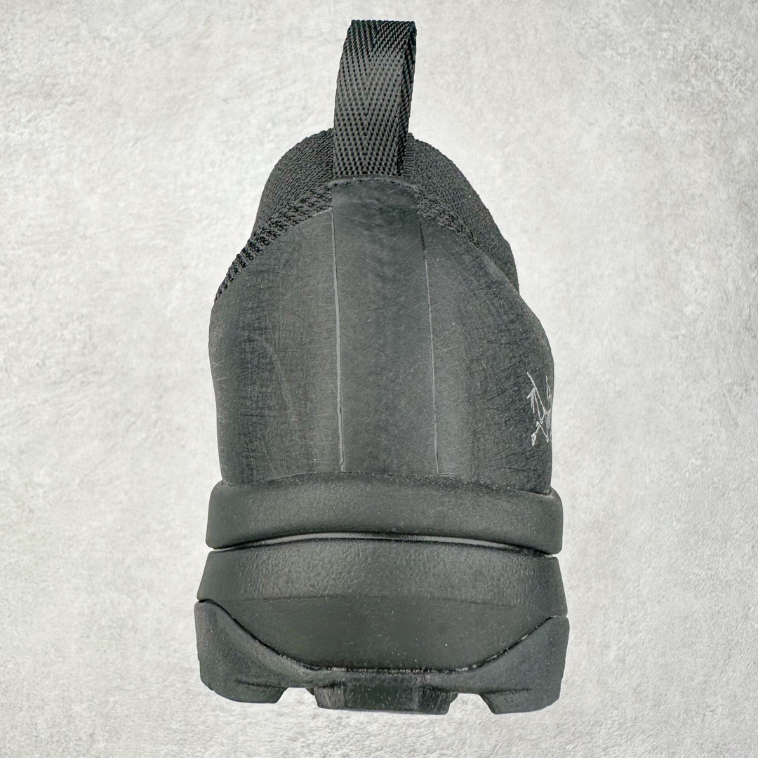 图片[8]-加拿大品牌 始祖鸟Arcteryx Aerios AURA Low 始祖鸟系列长距离越野登山徒步户外防水多功能运动跑鞋 ARC\’TERYX始祖鸟，户外运动产品的天花板品牌，2017年发布第一款越野跑鞋NORVAN VT，始祖鸟的越野跑鞋分为三个系列，分别是：VT（Vertical Terrain垂直地形）、LD（Long Distance长距离）、SL（Super Light超轻），发展到今日已经更新到了第三代产品，而NORVAN的命名源于北温哥华（North Vancouver）代表高性能越野跑系统。在2018年我测评了始祖鸟第一代长距离越野跑鞋NORVAN LD，而这次测评的，正是该系列的第三代产品NORVAN LD 3，它与初代相比可以说是脱胎换骨的改变。在整体外观方面，NORVAN LD 3保持了ARC\’TERYX始祖鸟一贯的设计风格，配色一如既往的“素”，使用纯色营造出高级感。鞋面采用单层网孔Cordura®鞋面，与初代的紧密编织鞋面相比透气性能更好，鞋面热压了TPU薄膜支撑鞋面，得益于靠近中底整圈的热压TPU，使NORVAN LD 3的涉水深度更深。NORVAN LD 3帮面一体成型，只在跟杯正中进行缝合，跟杯有硬质港宝，能有效支撑和锁定足跟，足跟外侧印刷了ARC\’TERYX始祖鸟LOGO。鞋头多层防踢设计保护脚趾，避免脚趾踢到尖利的岩石导致受伤。尺码：36 36.5 37.5 38 38.5 39 40 40.5 41 42 42.5 43 44 44.5 45 46-选品中心