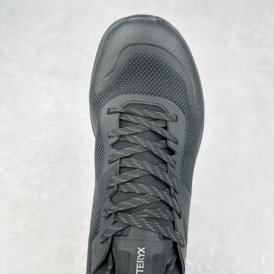 图片[4]-加拿大品牌 始祖鸟Arcteryx Aerios AURA Low 始祖鸟系列长距离越野登山徒步户外防水多功能运动跑鞋 ARC\’TERYX始祖鸟，户外运动产品的天花板品牌，2017年发布第一款越野跑鞋NORVAN VT，始祖鸟的越野跑鞋分为三个系列，分别是：VT（Vertical Terrain垂直地形）、LD（Long Distance长距离）、SL（Super Light超轻），发展到今日已经更新到了第三代产品，而NORVAN的命名源于北温哥华（North Vancouver）代表高性能越野跑系统。在2018年我测评了始祖鸟第一代长距离越野跑鞋NORVAN LD，而这次测评的，正是该系列的第三代产品NORVAN LD 3，它与初代相比可以说是脱胎换骨的改变。在整体外观方面，NORVAN LD 3保持了ARC\’TERYX始祖鸟一贯的设计风格，配色一如既往的“素”，使用纯色营造出高级感。鞋面采用单层网孔Cordura®鞋面，与初代的紧密编织鞋面相比透气性能更好，鞋面热压了TPU薄膜支撑鞋面，得益于靠近中底整圈的热压TPU，使NORVAN LD 3的涉水深度更深。NORVAN LD 3帮面一体成型，只在跟杯正中进行缝合，跟杯有硬质港宝，能有效支撑和锁定足跟，足跟外侧印刷了ARC\’TERYX始祖鸟LOGO。鞋头多层防踢设计保护脚趾，避免脚趾踢到尖利的岩石导致受伤。尺码：36 36.5 37.5 38 38.5 39 40 40.5 41 42 42.5 43 44 44.5 45 46-选品中心