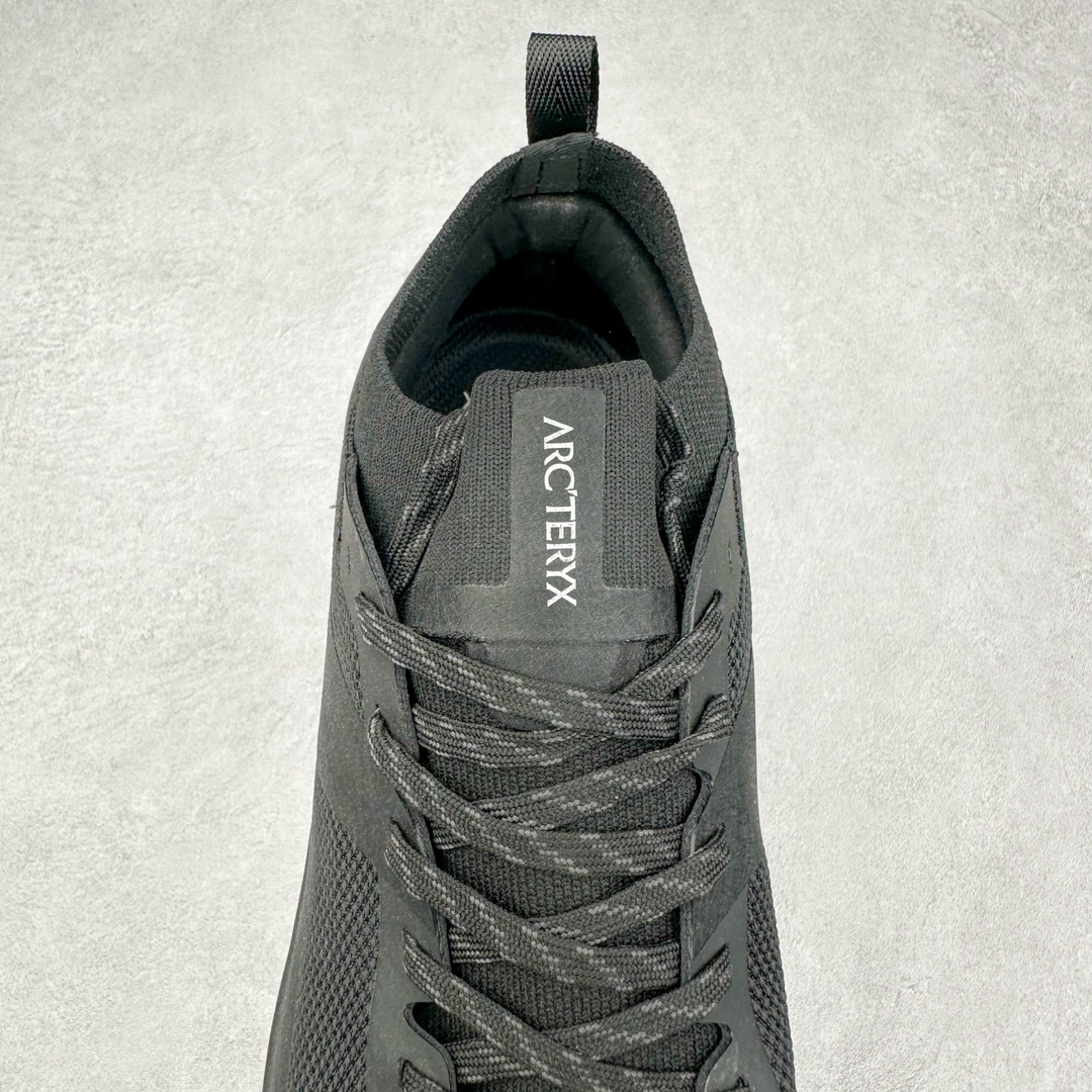 图片[5]-加拿大品牌 始祖鸟Arcteryx Aerios AURA Low 始祖鸟系列长距离越野登山徒步户外防水多功能运动跑鞋 ARC\’TERYX始祖鸟，户外运动产品的天花板品牌，2017年发布第一款越野跑鞋NORVAN VT，始祖鸟的越野跑鞋分为三个系列，分别是：VT（Vertical Terrain垂直地形）、LD（Long Distance长距离）、SL（Super Light超轻），发展到今日已经更新到了第三代产品，而NORVAN的命名源于北温哥华（North Vancouver）代表高性能越野跑系统。在2018年我测评了始祖鸟第一代长距离越野跑鞋NORVAN LD，而这次测评的，正是该系列的第三代产品NORVAN LD 3，它与初代相比可以说是脱胎换骨的改变。在整体外观方面，NORVAN LD 3保持了ARC\’TERYX始祖鸟一贯的设计风格，配色一如既往的“素”，使用纯色营造出高级感。鞋面采用单层网孔Cordura®鞋面，与初代的紧密编织鞋面相比透气性能更好，鞋面热压了TPU薄膜支撑鞋面，得益于靠近中底整圈的热压TPU，使NORVAN LD 3的涉水深度更深。NORVAN LD 3帮面一体成型，只在跟杯正中进行缝合，跟杯有硬质港宝，能有效支撑和锁定足跟，足跟外侧印刷了ARC\’TERYX始祖鸟LOGO。鞋头多层防踢设计保护脚趾，避免脚趾踢到尖利的岩石导致受伤。尺码：36 36.5 37.5 38 38.5 39 40 40.5 41 42 42.5 43 44 44.5 45 46-选品中心