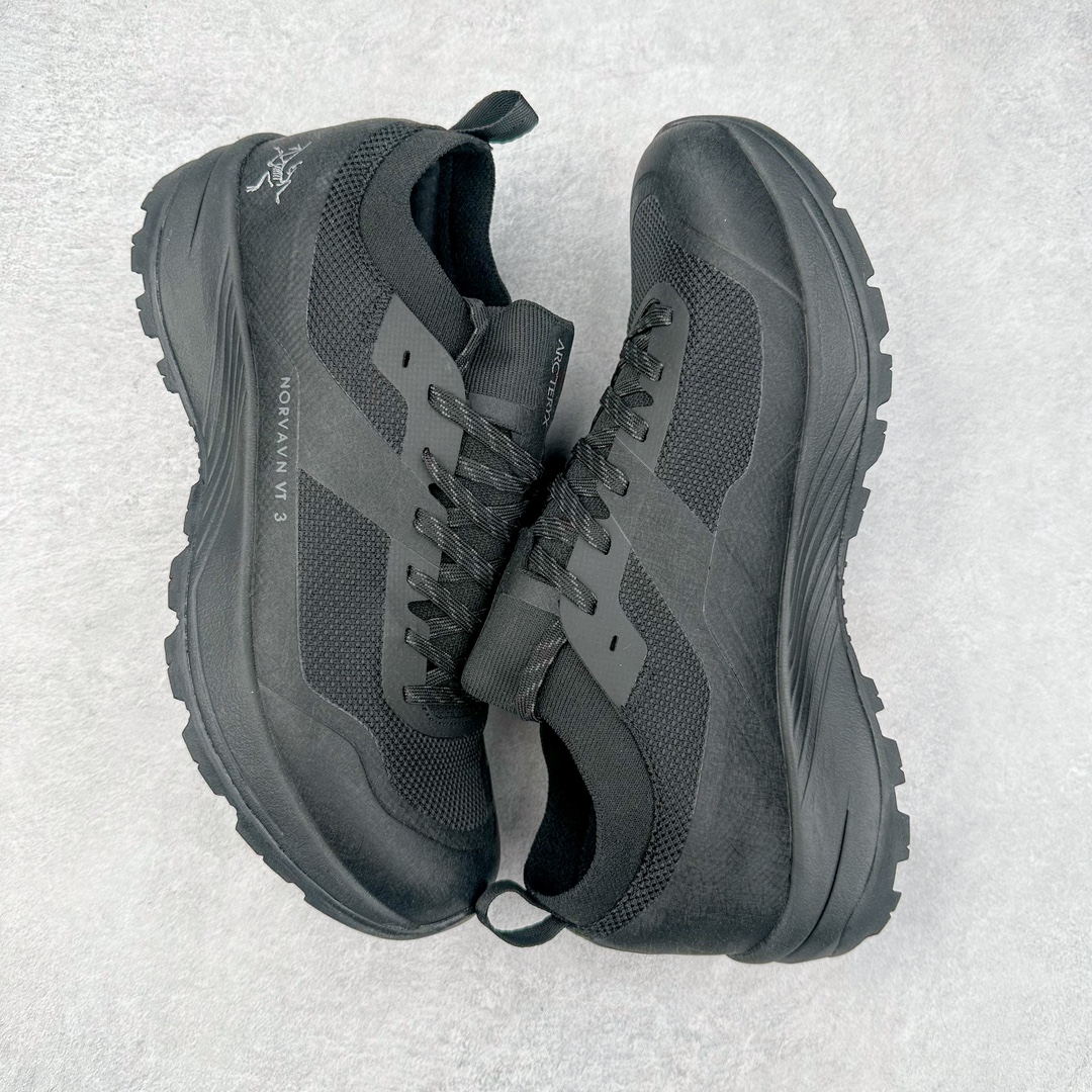 图片[3]-加拿大品牌 始祖鸟Arcteryx Aerios AURA Low 始祖鸟系列长距离越野登山徒步户外防水多功能运动跑鞋 ARC\’TERYX始祖鸟，户外运动产品的天花板品牌，2017年发布第一款越野跑鞋NORVAN VT，始祖鸟的越野跑鞋分为三个系列，分别是：VT（Vertical Terrain垂直地形）、LD（Long Distance长距离）、SL（Super Light超轻），发展到今日已经更新到了第三代产品，而NORVAN的命名源于北温哥华（North Vancouver）代表高性能越野跑系统。在2018年我测评了始祖鸟第一代长距离越野跑鞋NORVAN LD，而这次测评的，正是该系列的第三代产品NORVAN LD 3，它与初代相比可以说是脱胎换骨的改变。在整体外观方面，NORVAN LD 3保持了ARC\’TERYX始祖鸟一贯的设计风格，配色一如既往的“素”，使用纯色营造出高级感。鞋面采用单层网孔Cordura®鞋面，与初代的紧密编织鞋面相比透气性能更好，鞋面热压了TPU薄膜支撑鞋面，得益于靠近中底整圈的热压TPU，使NORVAN LD 3的涉水深度更深。NORVAN LD 3帮面一体成型，只在跟杯正中进行缝合，跟杯有硬质港宝，能有效支撑和锁定足跟，足跟外侧印刷了ARC\’TERYX始祖鸟LOGO。鞋头多层防踢设计保护脚趾，避免脚趾踢到尖利的岩石导致受伤。尺码：36 36.5 37.5 38 38.5 39 40 40.5 41 42 42.5 43 44 44.5 45 46-选品中心