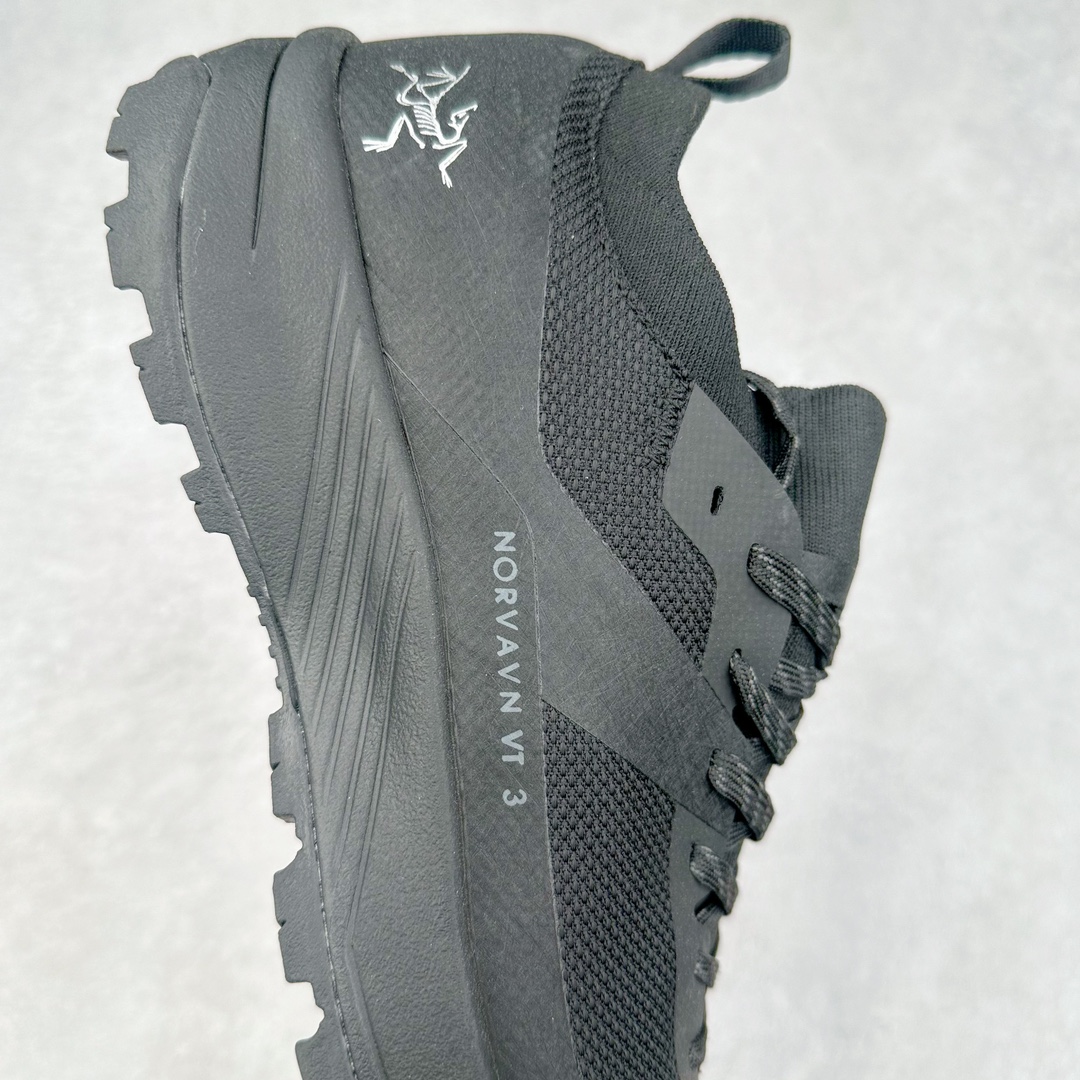 图片[6]-加拿大品牌 始祖鸟Arcteryx Aerios AURA Low 始祖鸟系列长距离越野登山徒步户外防水多功能运动跑鞋 ARC\’TERYX始祖鸟，户外运动产品的天花板品牌，2017年发布第一款越野跑鞋NORVAN VT，始祖鸟的越野跑鞋分为三个系列，分别是：VT（Vertical Terrain垂直地形）、LD（Long Distance长距离）、SL（Super Light超轻），发展到今日已经更新到了第三代产品，而NORVAN的命名源于北温哥华（North Vancouver）代表高性能越野跑系统。在2018年我测评了始祖鸟第一代长距离越野跑鞋NORVAN LD，而这次测评的，正是该系列的第三代产品NORVAN LD 3，它与初代相比可以说是脱胎换骨的改变。在整体外观方面，NORVAN LD 3保持了ARC\’TERYX始祖鸟一贯的设计风格，配色一如既往的“素”，使用纯色营造出高级感。鞋面采用单层网孔Cordura®鞋面，与初代的紧密编织鞋面相比透气性能更好，鞋面热压了TPU薄膜支撑鞋面，得益于靠近中底整圈的热压TPU，使NORVAN LD 3的涉水深度更深。NORVAN LD 3帮面一体成型，只在跟杯正中进行缝合，跟杯有硬质港宝，能有效支撑和锁定足跟，足跟外侧印刷了ARC\’TERYX始祖鸟LOGO。鞋头多层防踢设计保护脚趾，避免脚趾踢到尖利的岩石导致受伤。尺码：36 36.5 37.5 38 38.5 39 40 40.5 41 42 42.5 43 44 44.5 45 46-选品中心