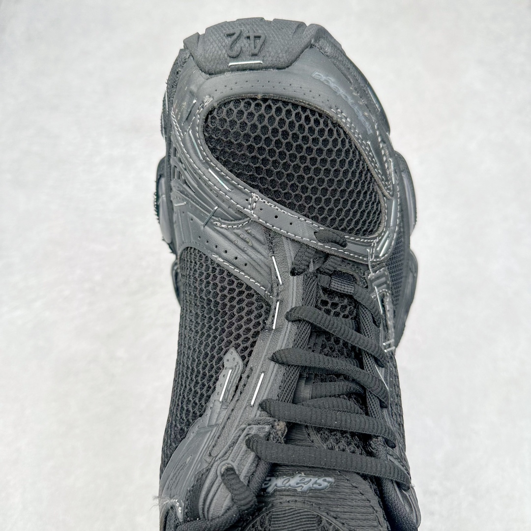 图片[4]-BALENCIAGA Stapler Sneakers 巴黎世家订书机鞋网布系带低帮走秀复古老爹鞋 展现品牌对于新潮事物的热情 这款鞋子拥有巨大尺寸和醒目设计 符合当下”老爹鞋”的趋势 鞋子采用银灰配色 营造出低调而不失华丽的效果 10XL的尺码使它成为市场中最显眼的存在 适合追求个性化的人群 Balenciaga始终站在时尚前沿 此次发布的产品再次体现了他们的创新能力 偏大一码 尺码：35 36 37 38 39 40 41 42 43 44 45 46-选品中心