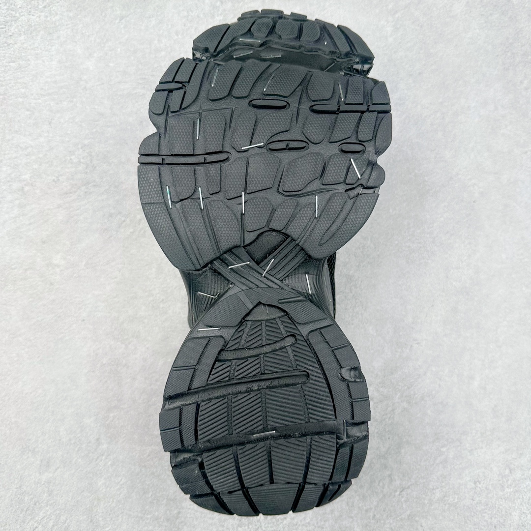 图片[9]-BALENCIAGA Stapler Sneakers 巴黎世家订书机鞋网布系带低帮走秀复古老爹鞋 展现品牌对于新潮事物的热情 这款鞋子拥有巨大尺寸和醒目设计 符合当下”老爹鞋”的趋势 鞋子采用银灰配色 营造出低调而不失华丽的效果 10XL的尺码使它成为市场中最显眼的存在 适合追求个性化的人群 Balenciaga始终站在时尚前沿 此次发布的产品再次体现了他们的创新能力 偏大一码 尺码：35 36 37 38 39 40 41 42 43 44 45 46-选品中心