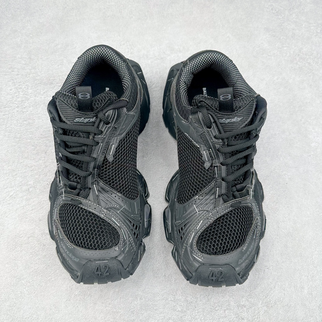 图片[2]-BALENCIAGA Stapler Sneakers 巴黎世家订书机鞋网布系带低帮走秀复古老爹鞋 展现品牌对于新潮事物的热情 这款鞋子拥有巨大尺寸和醒目设计 符合当下”老爹鞋”的趋势 鞋子采用银灰配色 营造出低调而不失华丽的效果 10XL的尺码使它成为市场中最显眼的存在 适合追求个性化的人群 Balenciaga始终站在时尚前沿 此次发布的产品再次体现了他们的创新能力 偏大一码 尺码：35 36 37 38 39 40 41 42 43 44 45 46-选品中心