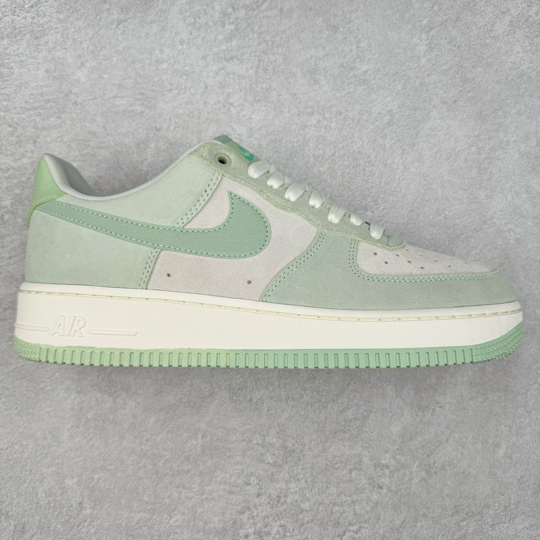 NK Air Force 1´07 Low 空军一号低帮百搭休闲运动板鞋 HQ1497-099 柔软、弹性十足的缓震性能和出色的中底设计 横跨复古与现代的外型结合 造就出风靡全球 三十多年的Force 1 直到今天还深受青睐 尺码：36 36.5 37.5 38 38.5 39 40 40.5 41 42 42.5 43 44 44.5 45-选品中心