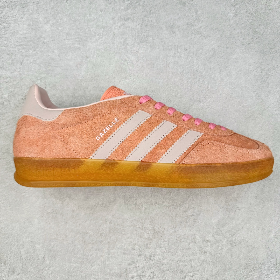 ＃PB福利特价 AD Original Gazelle Indoor Trainers 瞪羚室内鞋系列低帮复古百搭休闲运动德训风板鞋 IE2946 高端零售特供批次 原厂定制长毛翻毛皮组合环保纤维革鞋面材质 内置环保海玻璃鞋垫 外置RB橡胶大底 产品品控稳定性领先行业 原厂全套原楦原纸板冲刀磨具开发 原厂皮料加持 原厂港宝加持定型后跟R度完美 将复古进行到底 简约流畅 三十年不变经典 这款Gazelle运动鞋 无论面料、配色、质感或设计 都只在重现其1991年原款的经典 皮革鞋面 撞色三条纹和鞋跟标的设计 力求呈现90年代的经典复古风潮 Samba火热的同时 也带动了其它的复古鞋型 Gazelle便是其中一只 Gazelle Indoor拥有包边更宽的T字型鞋头 更好的保护运动员的前掌 浓浓的复古氛围感 非常适合现在流行的Cleanfit风格 尺码：36 36⅔ 37⅓ 38 38⅔ 39⅓ 40 40⅔ 41⅓ 42 42⅔ 43⅓ 44 44⅔ 45 46-选品中心