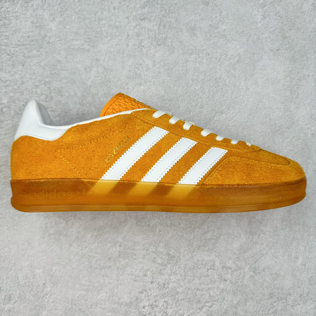 ＃PB福利特价 AD Original Gazelle Indoor Trainers 瞪羚室内鞋系列低帮复古百搭休闲运动德训风板鞋 HQ8716 高端零售特供批次 原厂定制长毛翻毛皮组合环保纤维革鞋面材质 内置环保海玻璃鞋垫 外置RB橡胶大底 产品品控稳定性领先行业 原厂全套原楦原纸板冲刀磨具开发 原厂皮料加持 原厂港宝加持定型后跟R度完美 将复古进行到底 简约流畅 三十年不变经典 这款Gazelle运动鞋 无论面料、配色、质感或设计 都只在重现其1991年原款的经典 皮革鞋面 撞色三条纹和鞋跟标的设计 力求呈现90年代的经典复古风潮 Samba火热的同时 也带动了其它的复古鞋型 Gazelle便是其中一只 Gazelle Indoor拥有包边更宽的T字型鞋头 更好的保护运动员的前掌 浓浓的复古氛围感 非常适合现在流行的Cleanfit风格 尺码：36 36⅔ 37⅓ 38 38⅔ 39⅓ 40 40⅔ 41⅓ 42 42⅔ 43⅓ 44 44⅔ 45 46-选品中心