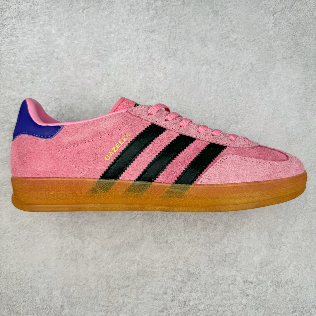 ＃PB福利特价 AD Original Gazelle Indoor Trainers 瞪羚室内鞋系列低帮复古百搭休闲运动德训风板鞋 IE7002 高端零售特供批次 原厂定制长毛翻毛皮组合环保纤维革鞋面材质 内置环保海玻璃鞋垫 外置RB橡胶大底 产品品控稳定性领先行业 原厂全套原楦原纸板冲刀磨具开发 原厂皮料加持 原厂港宝加持定型后跟R度完美 将复古进行到底 简约流畅 三十年不变经典 这款Gazelle运动鞋 无论面料、配色、质感或设计 都只在重现其1991年原款的经典 皮革鞋面 撞色三条纹和鞋跟标的设计 力求呈现90年代的经典复古风潮 Samba火热的同时 也带动了其它的复古鞋型 Gazelle便是其中一只 Gazelle Indoor拥有包边更宽的T字型鞋头 更好的保护运动员的前掌 浓浓的复古氛围感 非常适合现在流行的Cleanfit风格 尺码：36 36⅔ 37⅓ 38 38⅔ 39⅓ 40 40⅔ 41⅓ 42 42⅔ 43⅓ 44 44⅔ 45 46-选品中心