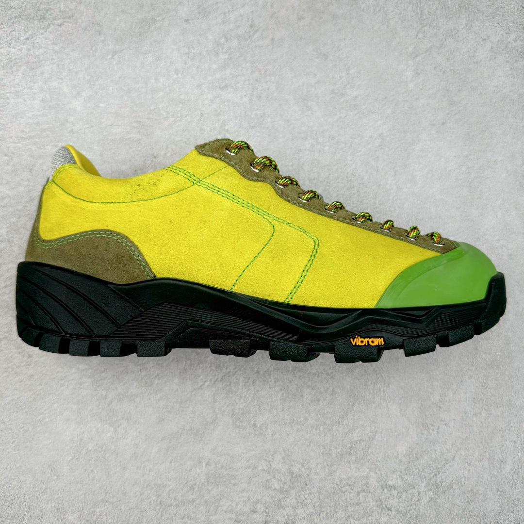 来自瑞典的复合式选品店 TRÈS BIEN 今番正式推出名为「TRÈS BIEN EVERYWEAR」的系列，旨在提供消费者一个适合任何场合的衣柜，其中即包括携手义大利制鞋厂牌 Diemme 合作的全新联名鞋履。 该款以 Diemme Modiva Suede Hiker 为基础，专注于时尚外观、耐用实穿性进行改造，采用绒面革鞋面搭配全皮衬里，而活泼的对比元素、撞色效果更为设计亮点，包括突出的鞋舌网眼布料、粉色橡胶鞋头、后跟加固配置等，最后搭载 Vibram® 外底完善优秀抓地力 尺码：39-45-选品中心