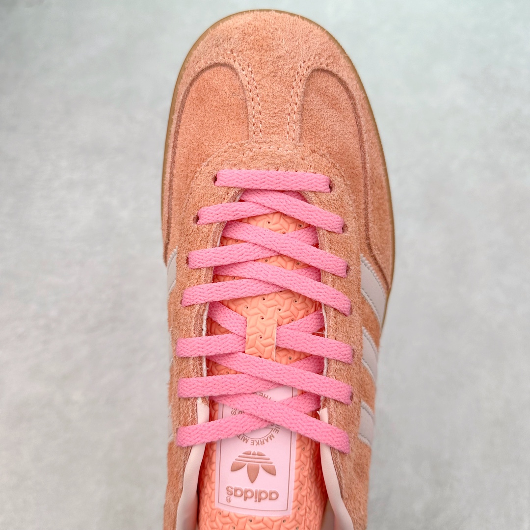 图片[4]-＃PB福利特价 AD Original Gazelle Indoor Trainers 瞪羚室内鞋系列低帮复古百搭休闲运动德训风板鞋 IE2946 高端零售特供批次 原厂定制长毛翻毛皮组合环保纤维革鞋面材质 内置环保海玻璃鞋垫 外置RB橡胶大底 产品品控稳定性领先行业 原厂全套原楦原纸板冲刀磨具开发 原厂皮料加持 原厂港宝加持定型后跟R度完美 将复古进行到底 简约流畅 三十年不变经典 这款Gazelle运动鞋 无论面料、配色、质感或设计 都只在重现其1991年原款的经典 皮革鞋面 撞色三条纹和鞋跟标的设计 力求呈现90年代的经典复古风潮 Samba火热的同时 也带动了其它的复古鞋型 Gazelle便是其中一只 Gazelle Indoor拥有包边更宽的T字型鞋头 更好的保护运动员的前掌 浓浓的复古氛围感 非常适合现在流行的Cleanfit风格 尺码：36 36⅔ 37⅓ 38 38⅔ 39⅓ 40 40⅔ 41⅓ 42 42⅔ 43⅓ 44 44⅔ 45 46-选品中心