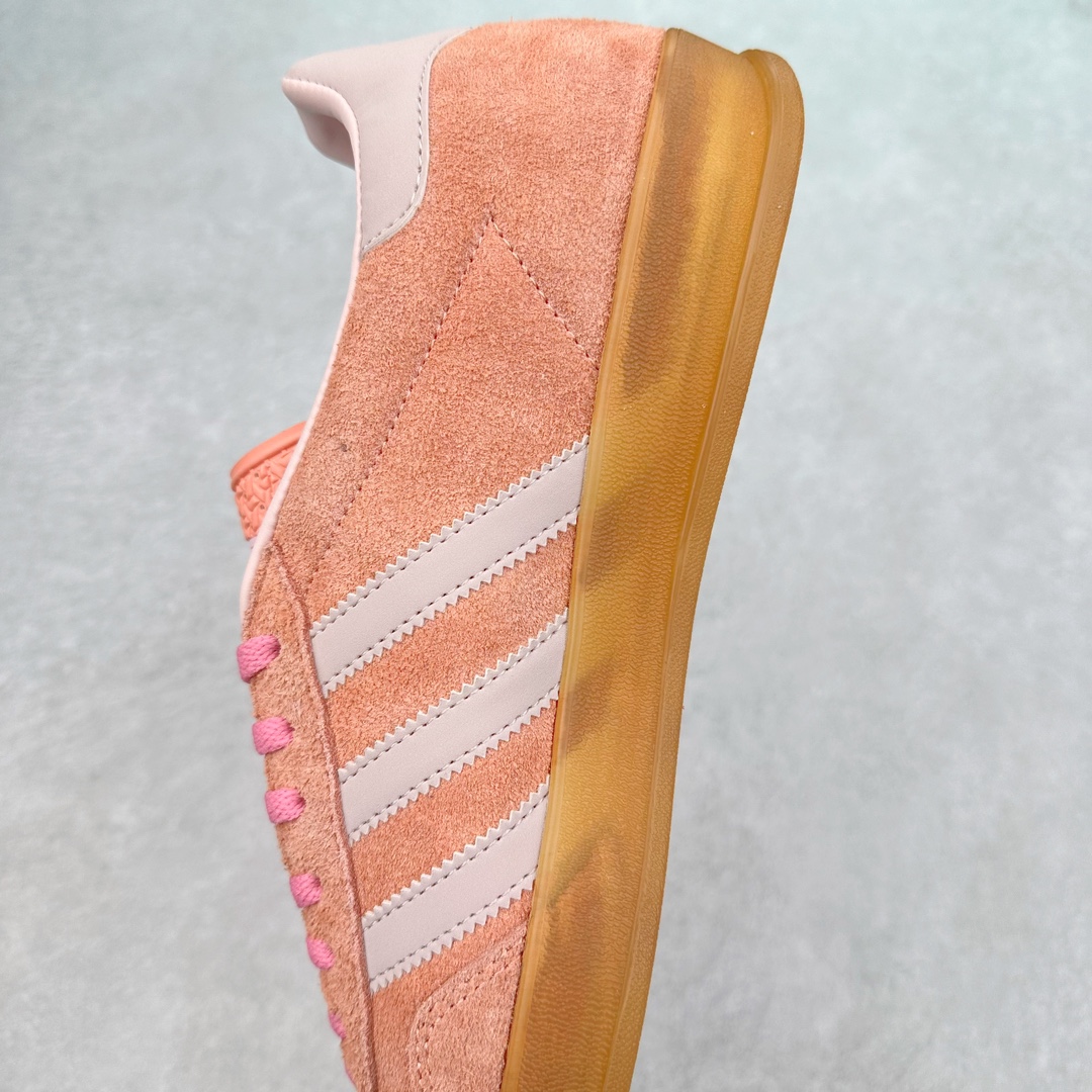 图片[7]-＃PB福利特价 AD Original Gazelle Indoor Trainers 瞪羚室内鞋系列低帮复古百搭休闲运动德训风板鞋 IE2946 高端零售特供批次 原厂定制长毛翻毛皮组合环保纤维革鞋面材质 内置环保海玻璃鞋垫 外置RB橡胶大底 产品品控稳定性领先行业 原厂全套原楦原纸板冲刀磨具开发 原厂皮料加持 原厂港宝加持定型后跟R度完美 将复古进行到底 简约流畅 三十年不变经典 这款Gazelle运动鞋 无论面料、配色、质感或设计 都只在重现其1991年原款的经典 皮革鞋面 撞色三条纹和鞋跟标的设计 力求呈现90年代的经典复古风潮 Samba火热的同时 也带动了其它的复古鞋型 Gazelle便是其中一只 Gazelle Indoor拥有包边更宽的T字型鞋头 更好的保护运动员的前掌 浓浓的复古氛围感 非常适合现在流行的Cleanfit风格 尺码：36 36⅔ 37⅓ 38 38⅔ 39⅓ 40 40⅔ 41⅓ 42 42⅔ 43⅓ 44 44⅔ 45 46-选品中心