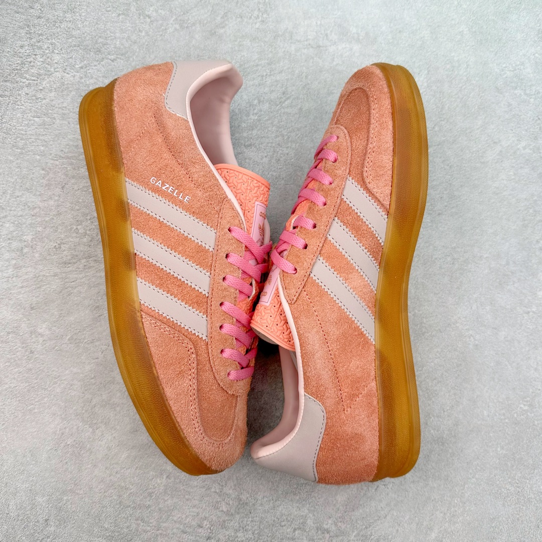 图片[3]-＃PB福利特价 AD Original Gazelle Indoor Trainers 瞪羚室内鞋系列低帮复古百搭休闲运动德训风板鞋 IE2946 高端零售特供批次 原厂定制长毛翻毛皮组合环保纤维革鞋面材质 内置环保海玻璃鞋垫 外置RB橡胶大底 产品品控稳定性领先行业 原厂全套原楦原纸板冲刀磨具开发 原厂皮料加持 原厂港宝加持定型后跟R度完美 将复古进行到底 简约流畅 三十年不变经典 这款Gazelle运动鞋 无论面料、配色、质感或设计 都只在重现其1991年原款的经典 皮革鞋面 撞色三条纹和鞋跟标的设计 力求呈现90年代的经典复古风潮 Samba火热的同时 也带动了其它的复古鞋型 Gazelle便是其中一只 Gazelle Indoor拥有包边更宽的T字型鞋头 更好的保护运动员的前掌 浓浓的复古氛围感 非常适合现在流行的Cleanfit风格 尺码：36 36⅔ 37⅓ 38 38⅔ 39⅓ 40 40⅔ 41⅓ 42 42⅔ 43⅓ 44 44⅔ 45 46-选品中心