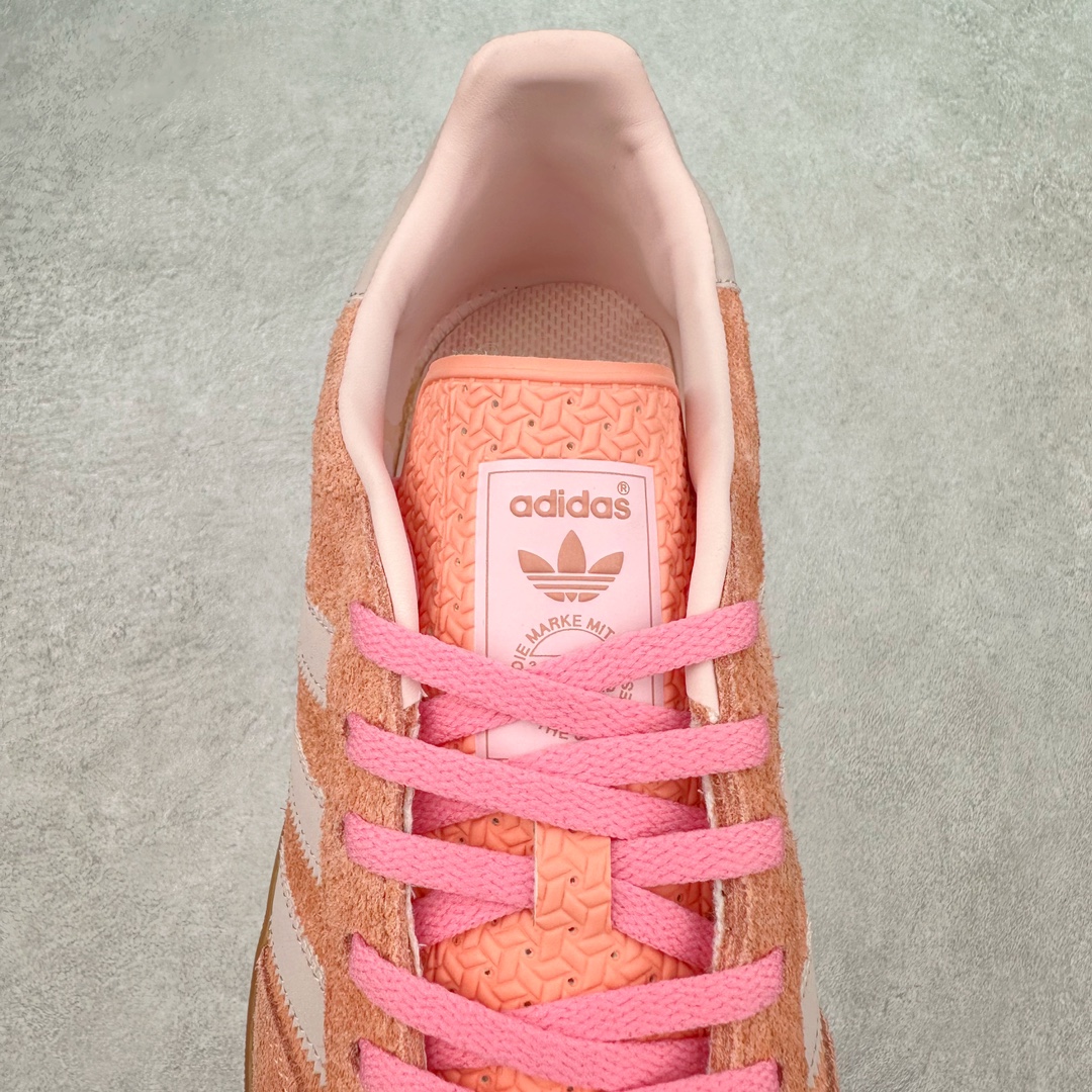 图片[5]-＃PB福利特价 AD Original Gazelle Indoor Trainers 瞪羚室内鞋系列低帮复古百搭休闲运动德训风板鞋 IE2946 高端零售特供批次 原厂定制长毛翻毛皮组合环保纤维革鞋面材质 内置环保海玻璃鞋垫 外置RB橡胶大底 产品品控稳定性领先行业 原厂全套原楦原纸板冲刀磨具开发 原厂皮料加持 原厂港宝加持定型后跟R度完美 将复古进行到底 简约流畅 三十年不变经典 这款Gazelle运动鞋 无论面料、配色、质感或设计 都只在重现其1991年原款的经典 皮革鞋面 撞色三条纹和鞋跟标的设计 力求呈现90年代的经典复古风潮 Samba火热的同时 也带动了其它的复古鞋型 Gazelle便是其中一只 Gazelle Indoor拥有包边更宽的T字型鞋头 更好的保护运动员的前掌 浓浓的复古氛围感 非常适合现在流行的Cleanfit风格 尺码：36 36⅔ 37⅓ 38 38⅔ 39⅓ 40 40⅔ 41⅓ 42 42⅔ 43⅓ 44 44⅔ 45 46-选品中心