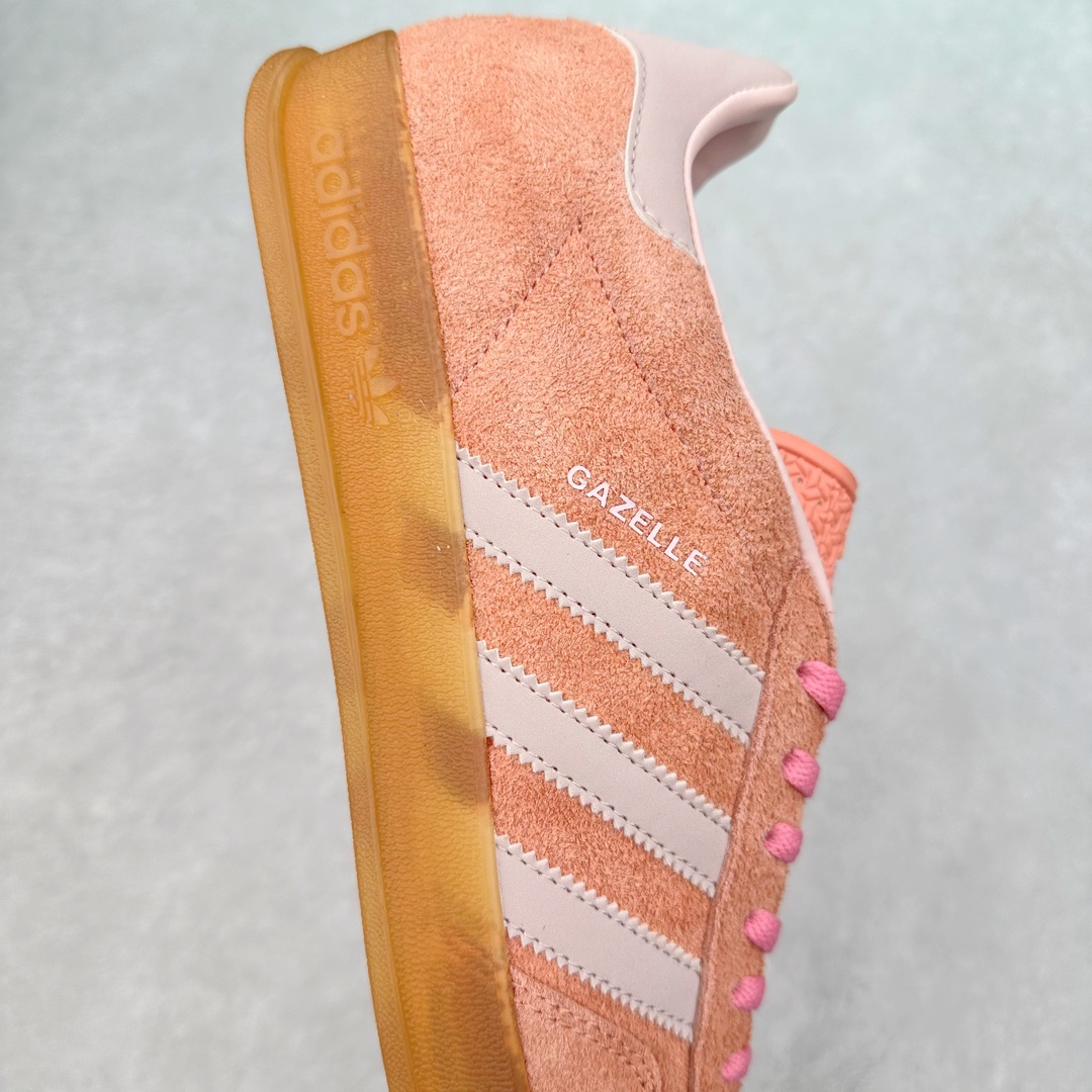 图片[6]-＃PB福利特价 AD Original Gazelle Indoor Trainers 瞪羚室内鞋系列低帮复古百搭休闲运动德训风板鞋 IE2946 高端零售特供批次 原厂定制长毛翻毛皮组合环保纤维革鞋面材质 内置环保海玻璃鞋垫 外置RB橡胶大底 产品品控稳定性领先行业 原厂全套原楦原纸板冲刀磨具开发 原厂皮料加持 原厂港宝加持定型后跟R度完美 将复古进行到底 简约流畅 三十年不变经典 这款Gazelle运动鞋 无论面料、配色、质感或设计 都只在重现其1991年原款的经典 皮革鞋面 撞色三条纹和鞋跟标的设计 力求呈现90年代的经典复古风潮 Samba火热的同时 也带动了其它的复古鞋型 Gazelle便是其中一只 Gazelle Indoor拥有包边更宽的T字型鞋头 更好的保护运动员的前掌 浓浓的复古氛围感 非常适合现在流行的Cleanfit风格 尺码：36 36⅔ 37⅓ 38 38⅔ 39⅓ 40 40⅔ 41⅓ 42 42⅔ 43⅓ 44 44⅔ 45 46-选品中心