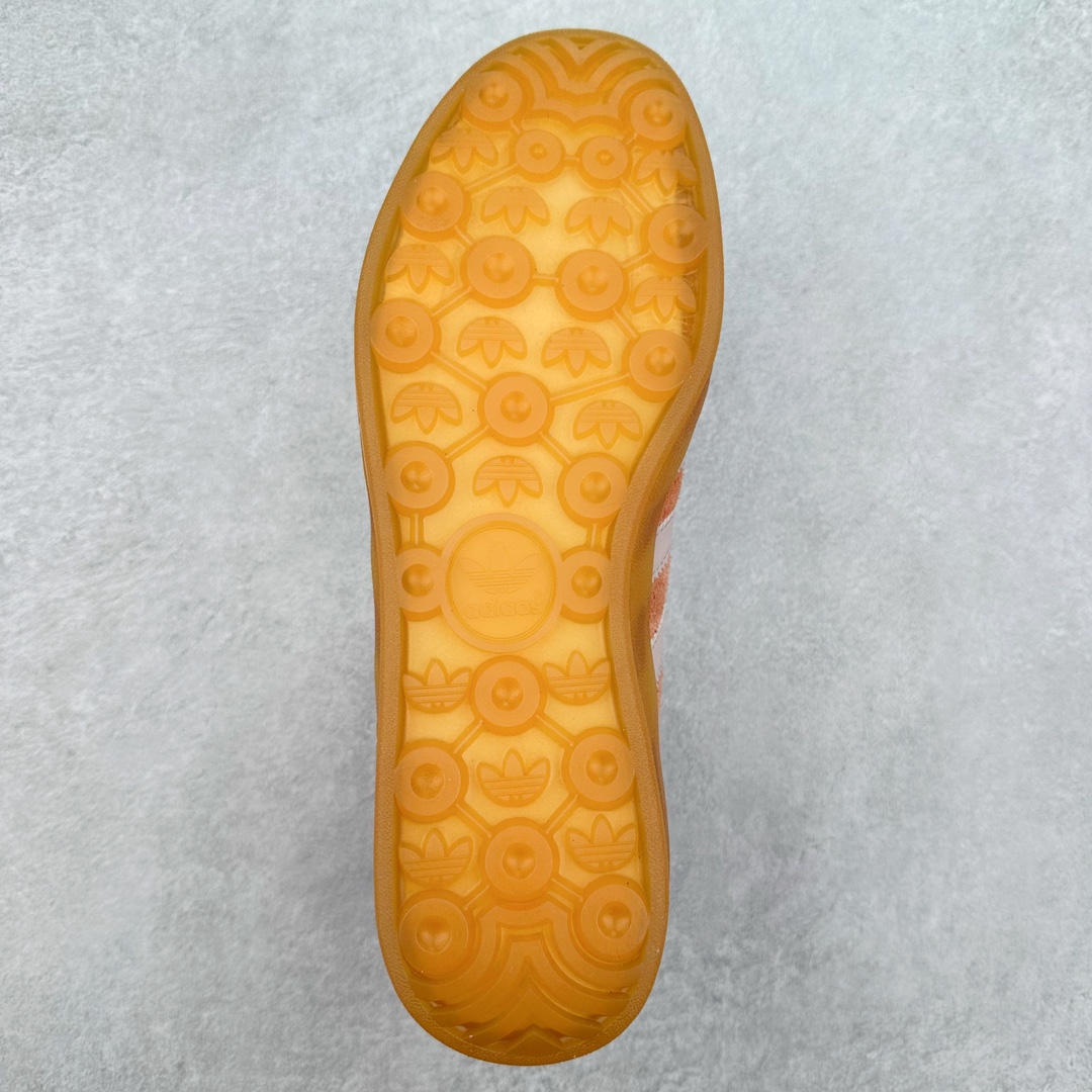 图片[9]-＃PB福利特价 AD Original Gazelle Indoor Trainers 瞪羚室内鞋系列低帮复古百搭休闲运动德训风板鞋 IE2946 高端零售特供批次 原厂定制长毛翻毛皮组合环保纤维革鞋面材质 内置环保海玻璃鞋垫 外置RB橡胶大底 产品品控稳定性领先行业 原厂全套原楦原纸板冲刀磨具开发 原厂皮料加持 原厂港宝加持定型后跟R度完美 将复古进行到底 简约流畅 三十年不变经典 这款Gazelle运动鞋 无论面料、配色、质感或设计 都只在重现其1991年原款的经典 皮革鞋面 撞色三条纹和鞋跟标的设计 力求呈现90年代的经典复古风潮 Samba火热的同时 也带动了其它的复古鞋型 Gazelle便是其中一只 Gazelle Indoor拥有包边更宽的T字型鞋头 更好的保护运动员的前掌 浓浓的复古氛围感 非常适合现在流行的Cleanfit风格 尺码：36 36⅔ 37⅓ 38 38⅔ 39⅓ 40 40⅔ 41⅓ 42 42⅔ 43⅓ 44 44⅔ 45 46-选品中心