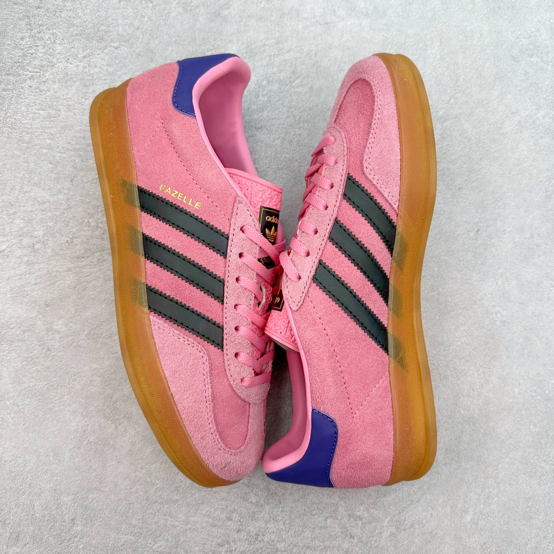 图片[3]-＃PB福利特价 AD Original Gazelle Indoor Trainers 瞪羚室内鞋系列低帮复古百搭休闲运动德训风板鞋 IE7002 高端零售特供批次 原厂定制长毛翻毛皮组合环保纤维革鞋面材质 内置环保海玻璃鞋垫 外置RB橡胶大底 产品品控稳定性领先行业 原厂全套原楦原纸板冲刀磨具开发 原厂皮料加持 原厂港宝加持定型后跟R度完美 将复古进行到底 简约流畅 三十年不变经典 这款Gazelle运动鞋 无论面料、配色、质感或设计 都只在重现其1991年原款的经典 皮革鞋面 撞色三条纹和鞋跟标的设计 力求呈现90年代的经典复古风潮 Samba火热的同时 也带动了其它的复古鞋型 Gazelle便是其中一只 Gazelle Indoor拥有包边更宽的T字型鞋头 更好的保护运动员的前掌 浓浓的复古氛围感 非常适合现在流行的Cleanfit风格 尺码：36 36⅔ 37⅓ 38 38⅔ 39⅓ 40 40⅔ 41⅓ 42 42⅔ 43⅓ 44 44⅔ 45 46-选品中心