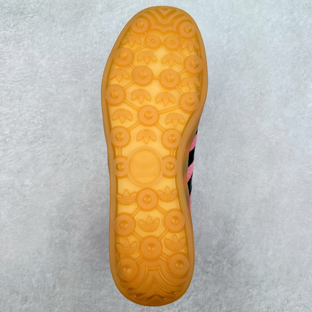 图片[9]-＃PB福利特价 AD Original Gazelle Indoor Trainers 瞪羚室内鞋系列低帮复古百搭休闲运动德训风板鞋 IE7002 高端零售特供批次 原厂定制长毛翻毛皮组合环保纤维革鞋面材质 内置环保海玻璃鞋垫 外置RB橡胶大底 产品品控稳定性领先行业 原厂全套原楦原纸板冲刀磨具开发 原厂皮料加持 原厂港宝加持定型后跟R度完美 将复古进行到底 简约流畅 三十年不变经典 这款Gazelle运动鞋 无论面料、配色、质感或设计 都只在重现其1991年原款的经典 皮革鞋面 撞色三条纹和鞋跟标的设计 力求呈现90年代的经典复古风潮 Samba火热的同时 也带动了其它的复古鞋型 Gazelle便是其中一只 Gazelle Indoor拥有包边更宽的T字型鞋头 更好的保护运动员的前掌 浓浓的复古氛围感 非常适合现在流行的Cleanfit风格 尺码：36 36⅔ 37⅓ 38 38⅔ 39⅓ 40 40⅔ 41⅓ 42 42⅔ 43⅓ 44 44⅔ 45 46-选品中心