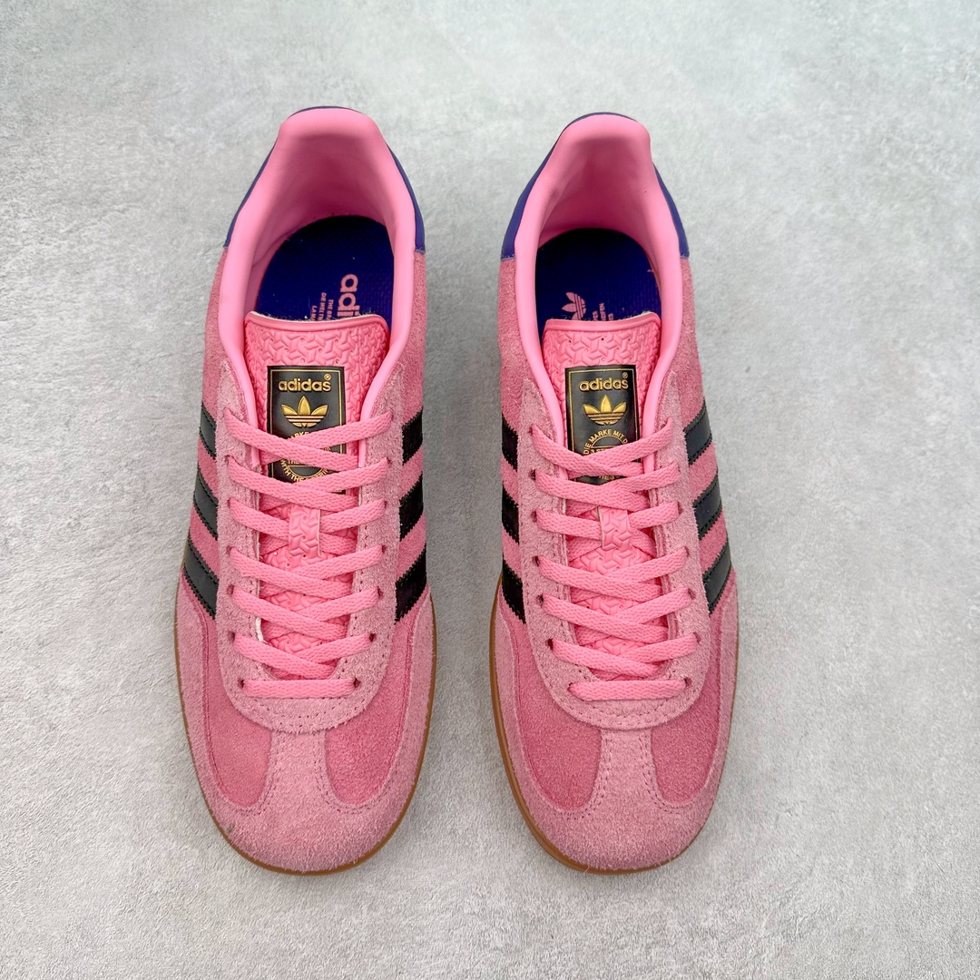 图片[2]-＃PB福利特价 AD Original Gazelle Indoor Trainers 瞪羚室内鞋系列低帮复古百搭休闲运动德训风板鞋 IE7002 高端零售特供批次 原厂定制长毛翻毛皮组合环保纤维革鞋面材质 内置环保海玻璃鞋垫 外置RB橡胶大底 产品品控稳定性领先行业 原厂全套原楦原纸板冲刀磨具开发 原厂皮料加持 原厂港宝加持定型后跟R度完美 将复古进行到底 简约流畅 三十年不变经典 这款Gazelle运动鞋 无论面料、配色、质感或设计 都只在重现其1991年原款的经典 皮革鞋面 撞色三条纹和鞋跟标的设计 力求呈现90年代的经典复古风潮 Samba火热的同时 也带动了其它的复古鞋型 Gazelle便是其中一只 Gazelle Indoor拥有包边更宽的T字型鞋头 更好的保护运动员的前掌 浓浓的复古氛围感 非常适合现在流行的Cleanfit风格 尺码：36 36⅔ 37⅓ 38 38⅔ 39⅓ 40 40⅔ 41⅓ 42 42⅔ 43⅓ 44 44⅔ 45 46-选品中心