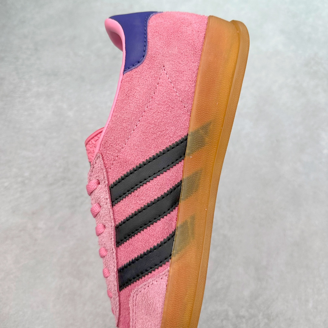 图片[7]-＃PB福利特价 AD Original Gazelle Indoor Trainers 瞪羚室内鞋系列低帮复古百搭休闲运动德训风板鞋 IE7002 高端零售特供批次 原厂定制长毛翻毛皮组合环保纤维革鞋面材质 内置环保海玻璃鞋垫 外置RB橡胶大底 产品品控稳定性领先行业 原厂全套原楦原纸板冲刀磨具开发 原厂皮料加持 原厂港宝加持定型后跟R度完美 将复古进行到底 简约流畅 三十年不变经典 这款Gazelle运动鞋 无论面料、配色、质感或设计 都只在重现其1991年原款的经典 皮革鞋面 撞色三条纹和鞋跟标的设计 力求呈现90年代的经典复古风潮 Samba火热的同时 也带动了其它的复古鞋型 Gazelle便是其中一只 Gazelle Indoor拥有包边更宽的T字型鞋头 更好的保护运动员的前掌 浓浓的复古氛围感 非常适合现在流行的Cleanfit风格 尺码：36 36⅔ 37⅓ 38 38⅔ 39⅓ 40 40⅔ 41⅓ 42 42⅔ 43⅓ 44 44⅔ 45 46-选品中心