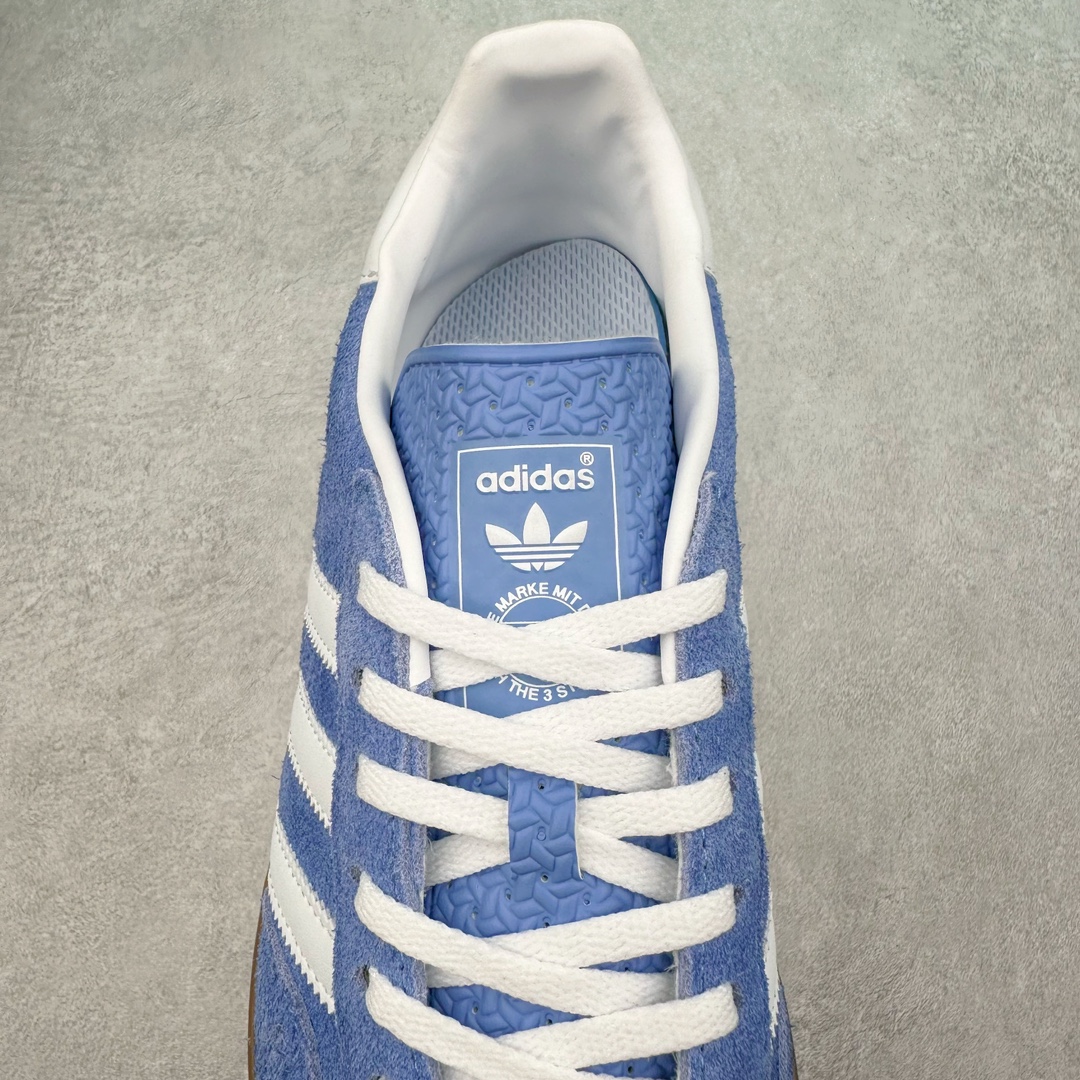 图片[5]-＃PB福利特价 AD Original Gazelle Indoor Trainers 瞪羚室内鞋系列低帮复古百搭休闲运动德训风板鞋 HQ8717 高端零售特供批次 原厂定制长毛翻毛皮组合环保纤维革鞋面材质 内置环保海玻璃鞋垫 外置RB橡胶大底 产品品控稳定性领先行业 原厂全套原楦原纸板冲刀磨具开发 原厂皮料加持 原厂港宝加持定型后跟R度完美 将复古进行到底 简约流畅 三十年不变经典 这款Gazelle运动鞋 无论面料、配色、质感或设计 都只在重现其1991年原款的经典 皮革鞋面 撞色三条纹和鞋跟标的设计 力求呈现90年代的经典复古风潮 Samba火热的同时 也带动了其它的复古鞋型 Gazelle便是其中一只 Gazelle Indoor拥有包边更宽的T字型鞋头 更好的保护运动员的前掌 浓浓的复古氛围感 非常适合现在流行的Cleanfit风格 尺码：36 36⅔ 37⅓ 38 38⅔ 39⅓ 40 40⅔ 41⅓ 42 42⅔ 43⅓ 44 44⅔ 45 46-选品中心