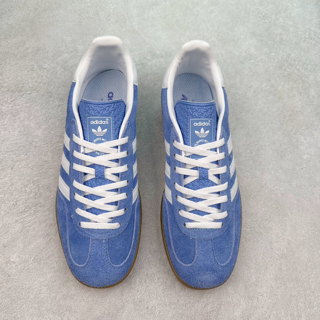 图片[2]-＃PB福利特价 AD Original Gazelle Indoor Trainers 瞪羚室内鞋系列低帮复古百搭休闲运动德训风板鞋 HQ8717 高端零售特供批次 原厂定制长毛翻毛皮组合环保纤维革鞋面材质 内置环保海玻璃鞋垫 外置RB橡胶大底 产品品控稳定性领先行业 原厂全套原楦原纸板冲刀磨具开发 原厂皮料加持 原厂港宝加持定型后跟R度完美 将复古进行到底 简约流畅 三十年不变经典 这款Gazelle运动鞋 无论面料、配色、质感或设计 都只在重现其1991年原款的经典 皮革鞋面 撞色三条纹和鞋跟标的设计 力求呈现90年代的经典复古风潮 Samba火热的同时 也带动了其它的复古鞋型 Gazelle便是其中一只 Gazelle Indoor拥有包边更宽的T字型鞋头 更好的保护运动员的前掌 浓浓的复古氛围感 非常适合现在流行的Cleanfit风格 尺码：36 36⅔ 37⅓ 38 38⅔ 39⅓ 40 40⅔ 41⅓ 42 42⅔ 43⅓ 44 44⅔ 45 46-选品中心