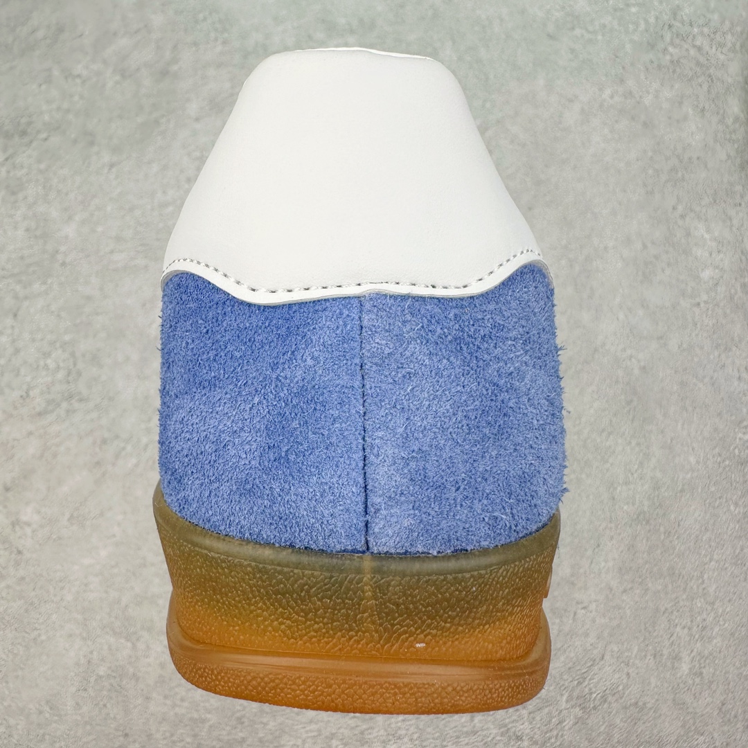 图片[8]-＃PB福利特价 AD Original Gazelle Indoor Trainers 瞪羚室内鞋系列低帮复古百搭休闲运动德训风板鞋 HQ8717 高端零售特供批次 原厂定制长毛翻毛皮组合环保纤维革鞋面材质 内置环保海玻璃鞋垫 外置RB橡胶大底 产品品控稳定性领先行业 原厂全套原楦原纸板冲刀磨具开发 原厂皮料加持 原厂港宝加持定型后跟R度完美 将复古进行到底 简约流畅 三十年不变经典 这款Gazelle运动鞋 无论面料、配色、质感或设计 都只在重现其1991年原款的经典 皮革鞋面 撞色三条纹和鞋跟标的设计 力求呈现90年代的经典复古风潮 Samba火热的同时 也带动了其它的复古鞋型 Gazelle便是其中一只 Gazelle Indoor拥有包边更宽的T字型鞋头 更好的保护运动员的前掌 浓浓的复古氛围感 非常适合现在流行的Cleanfit风格 尺码：36 36⅔ 37⅓ 38 38⅔ 39⅓ 40 40⅔ 41⅓ 42 42⅔ 43⅓ 44 44⅔ 45 46-选品中心