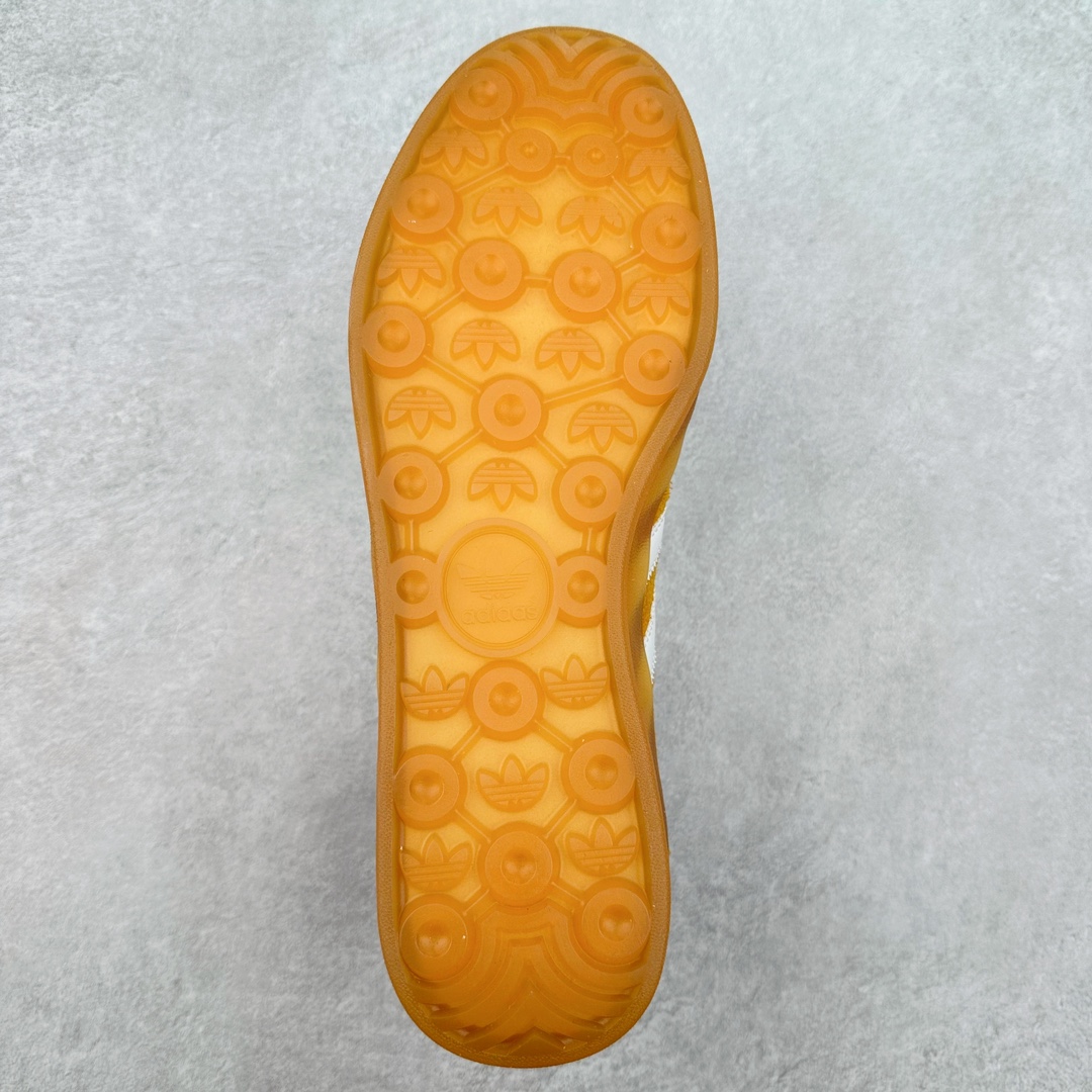 图片[9]-＃PB福利特价 AD Original Gazelle Indoor Trainers 瞪羚室内鞋系列低帮复古百搭休闲运动德训风板鞋 HQ8716 高端零售特供批次 原厂定制长毛翻毛皮组合环保纤维革鞋面材质 内置环保海玻璃鞋垫 外置RB橡胶大底 产品品控稳定性领先行业 原厂全套原楦原纸板冲刀磨具开发 原厂皮料加持 原厂港宝加持定型后跟R度完美 将复古进行到底 简约流畅 三十年不变经典 这款Gazelle运动鞋 无论面料、配色、质感或设计 都只在重现其1991年原款的经典 皮革鞋面 撞色三条纹和鞋跟标的设计 力求呈现90年代的经典复古风潮 Samba火热的同时 也带动了其它的复古鞋型 Gazelle便是其中一只 Gazelle Indoor拥有包边更宽的T字型鞋头 更好的保护运动员的前掌 浓浓的复古氛围感 非常适合现在流行的Cleanfit风格 尺码：36 36⅔ 37⅓ 38 38⅔ 39⅓ 40 40⅔ 41⅓ 42 42⅔ 43⅓ 44 44⅔ 45 46-选品中心