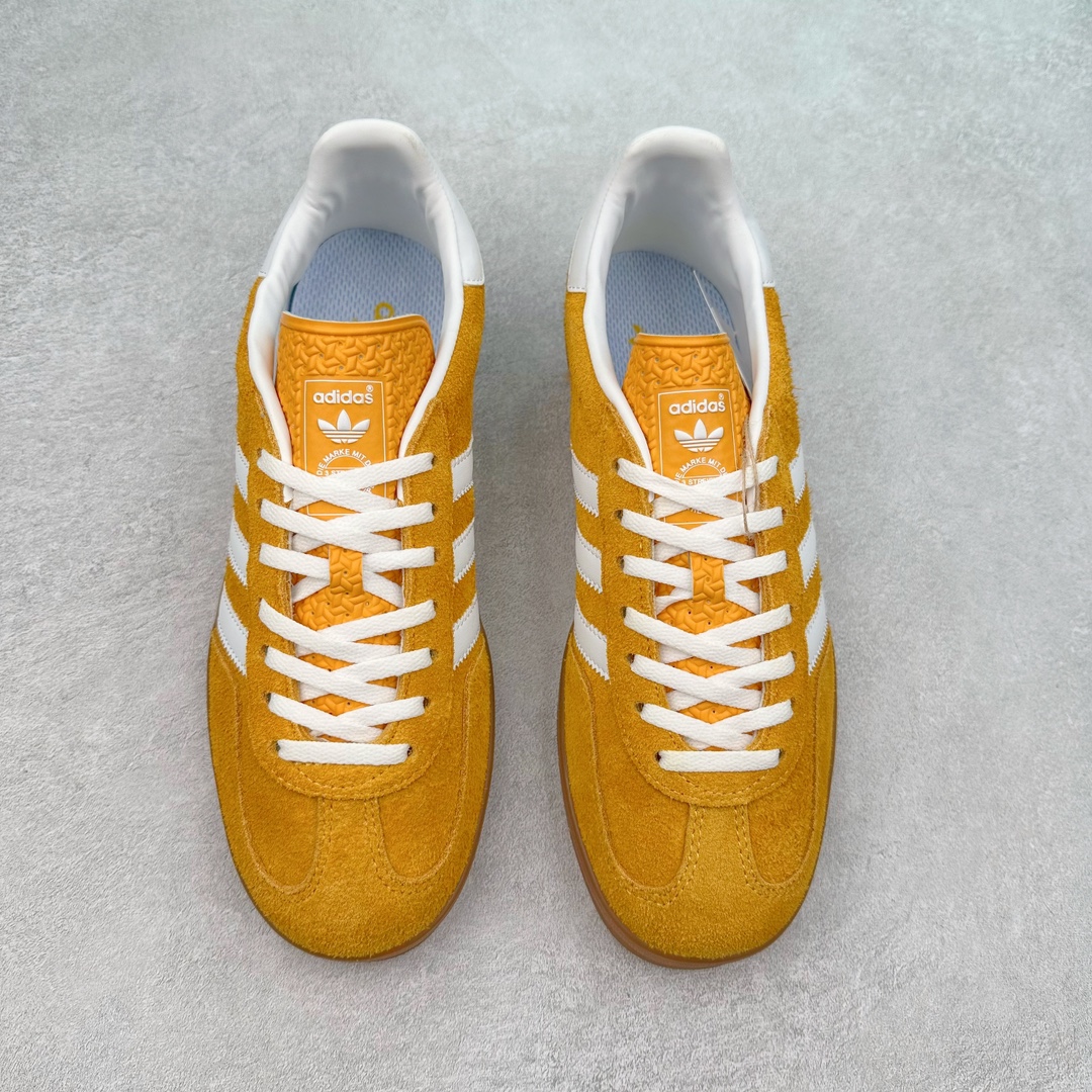 图片[2]-＃PB福利特价 AD Original Gazelle Indoor Trainers 瞪羚室内鞋系列低帮复古百搭休闲运动德训风板鞋 HQ8716 高端零售特供批次 原厂定制长毛翻毛皮组合环保纤维革鞋面材质 内置环保海玻璃鞋垫 外置RB橡胶大底 产品品控稳定性领先行业 原厂全套原楦原纸板冲刀磨具开发 原厂皮料加持 原厂港宝加持定型后跟R度完美 将复古进行到底 简约流畅 三十年不变经典 这款Gazelle运动鞋 无论面料、配色、质感或设计 都只在重现其1991年原款的经典 皮革鞋面 撞色三条纹和鞋跟标的设计 力求呈现90年代的经典复古风潮 Samba火热的同时 也带动了其它的复古鞋型 Gazelle便是其中一只 Gazelle Indoor拥有包边更宽的T字型鞋头 更好的保护运动员的前掌 浓浓的复古氛围感 非常适合现在流行的Cleanfit风格 尺码：36 36⅔ 37⅓ 38 38⅔ 39⅓ 40 40⅔ 41⅓ 42 42⅔ 43⅓ 44 44⅔ 45 46-选品中心