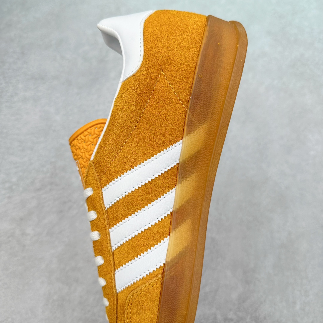 图片[7]-＃PB福利特价 AD Original Gazelle Indoor Trainers 瞪羚室内鞋系列低帮复古百搭休闲运动德训风板鞋 HQ8716 高端零售特供批次 原厂定制长毛翻毛皮组合环保纤维革鞋面材质 内置环保海玻璃鞋垫 外置RB橡胶大底 产品品控稳定性领先行业 原厂全套原楦原纸板冲刀磨具开发 原厂皮料加持 原厂港宝加持定型后跟R度完美 将复古进行到底 简约流畅 三十年不变经典 这款Gazelle运动鞋 无论面料、配色、质感或设计 都只在重现其1991年原款的经典 皮革鞋面 撞色三条纹和鞋跟标的设计 力求呈现90年代的经典复古风潮 Samba火热的同时 也带动了其它的复古鞋型 Gazelle便是其中一只 Gazelle Indoor拥有包边更宽的T字型鞋头 更好的保护运动员的前掌 浓浓的复古氛围感 非常适合现在流行的Cleanfit风格 尺码：36 36⅔ 37⅓ 38 38⅔ 39⅓ 40 40⅔ 41⅓ 42 42⅔ 43⅓ 44 44⅔ 45 46-选品中心