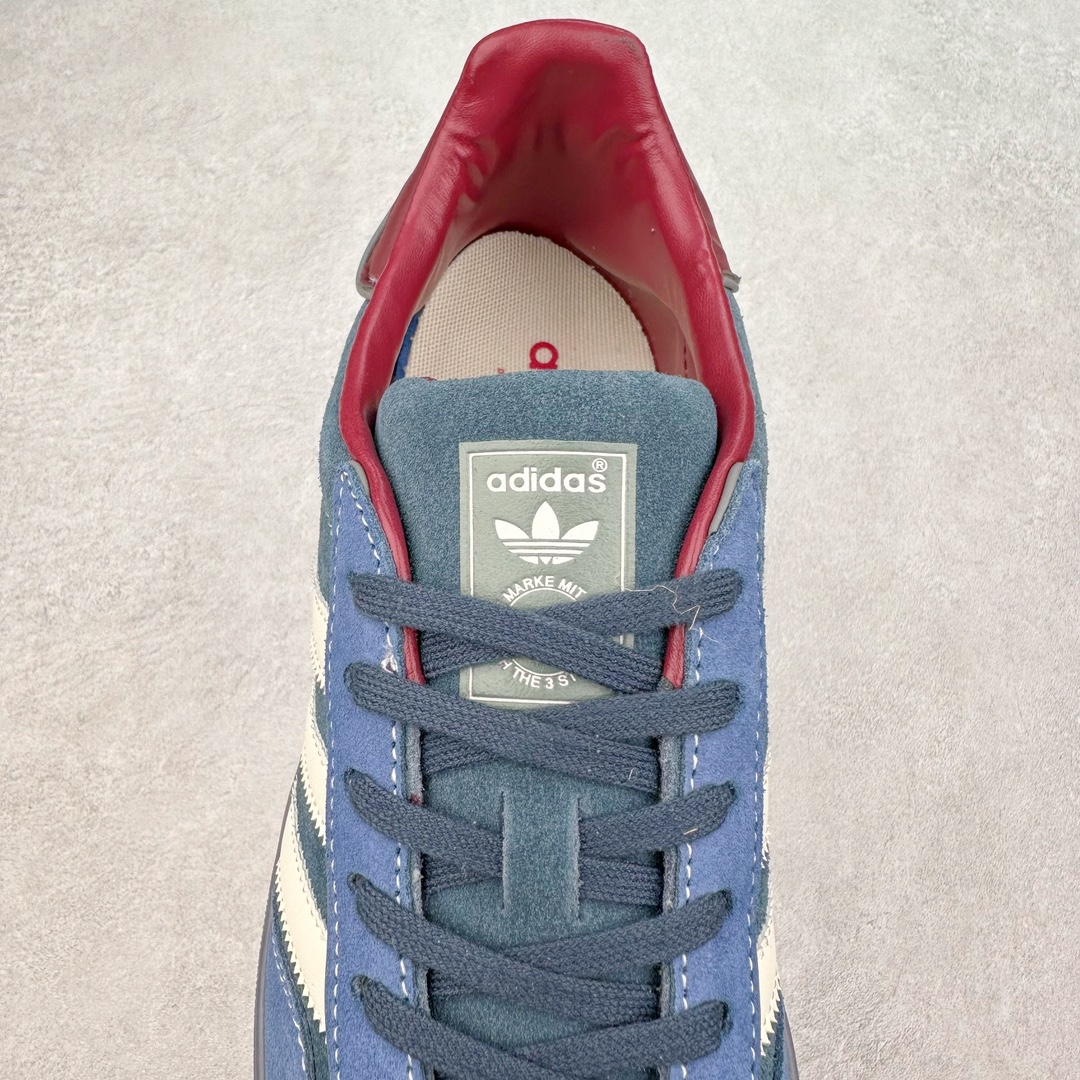 图片[5]-＃PB福利特价 AD Original Gazelle Indoor Trainers 瞪羚室内鞋系列低帮复古百搭休闲运动德训风板鞋 ID1008 高端零售特供批次 原厂定制长毛翻毛皮组合环保纤维革鞋面材质 内置环保海玻璃鞋垫 外置RB橡胶大底 产品品控稳定性领先行业 原厂全套原楦原纸板冲刀磨具开发 原厂皮料加持 原厂港宝加持定型后跟R度完美 将复古进行到底 简约流畅 三十年不变经典 这款Gazelle运动鞋 无论面料、配色、质感或设计 都只在重现其1991年原款的经典 皮革鞋面 撞色三条纹和鞋跟标的设计 力求呈现90年代的经典复古风潮 Samba火热的同时 也带动了其它的复古鞋型 Gazelle便是其中一只 Gazelle Indoor拥有包边更宽的T字型鞋头 更好的保护运动员的前掌 浓浓的复古氛围感 非常适合现在流行的Cleanfit风格 尺码：36 36⅔ 37⅓ 38 38⅔ 39⅓ 40 40⅔ 41⅓ 42 42⅔ 43⅓ 44 44⅔ 45 46-选品中心