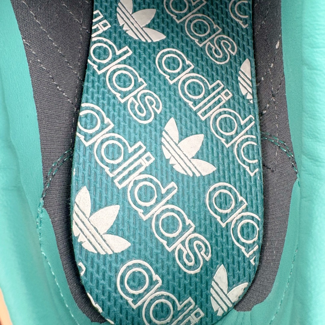 图片[18]-＃CS AD Wmns SL72 OG 系列德训足球风百搭低帮休闲运动板鞋 JI2484 采用高弹EVA+MODEL+RB三层组合底 区别市面RB一体大底 三层组合鞋底重量与原鞋一致 Originals 将有「T 头鞋」造型的诞生于 1972 年的 SL72 鞋款复刻带回 各位买鞋又有新选择了 1972 年 SL72 问世后 引领了后来阿迪达斯的跑鞋发展方向 其中「SL」代表了 Super Light 彰显了产品轻便的特性 1972 年 SL72 问世后 引领了后来阿迪达斯的跑鞋发展方向 其中「SL」代表了 Super Light 彰显了产品轻便的特性 这次 Originals 延续其轻质经典的基因 带来男女两款 SL72 男生款带来 SL72 RS 鞋型 RS 意为 Reshaped（重塑）鞋款在保留了经典的外观基础上 在尼龙材质里增加了填充物 使鞋型更加挺立和饱满 鞋头则更加圆润 鞋底的 EVA 材质则增加了鞋款的高度 女生款则带来 SL72 OG W 鞋型 OG 顾名思义则是致敬经典款式 相较于 RS（Reshaped）鞋款 鞋身更加纤细 其整体鞋身轮廓、线条、细节、材质上尊崇 70 年代 SL72 的设计 还原经典味道 尺码：36 36⅔ 37⅓ 38 38⅔ 39⅓ 40 40⅔ 41⅓ 42 42⅔ 43⅓ 44 44⅔ 45-选品中心