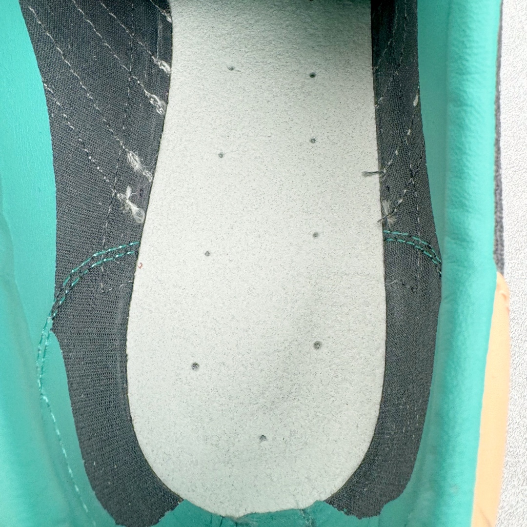 图片[16]-＃CS AD Wmns SL72 OG 系列德训足球风百搭低帮休闲运动板鞋 JI2484 采用高弹EVA+MODEL+RB三层组合底 区别市面RB一体大底 三层组合鞋底重量与原鞋一致 Originals 将有「T 头鞋」造型的诞生于 1972 年的 SL72 鞋款复刻带回 各位买鞋又有新选择了 1972 年 SL72 问世后 引领了后来阿迪达斯的跑鞋发展方向 其中「SL」代表了 Super Light 彰显了产品轻便的特性 1972 年 SL72 问世后 引领了后来阿迪达斯的跑鞋发展方向 其中「SL」代表了 Super Light 彰显了产品轻便的特性 这次 Originals 延续其轻质经典的基因 带来男女两款 SL72 男生款带来 SL72 RS 鞋型 RS 意为 Reshaped（重塑）鞋款在保留了经典的外观基础上 在尼龙材质里增加了填充物 使鞋型更加挺立和饱满 鞋头则更加圆润 鞋底的 EVA 材质则增加了鞋款的高度 女生款则带来 SL72 OG W 鞋型 OG 顾名思义则是致敬经典款式 相较于 RS（Reshaped）鞋款 鞋身更加纤细 其整体鞋身轮廓、线条、细节、材质上尊崇 70 年代 SL72 的设计 还原经典味道 尺码：36 36⅔ 37⅓ 38 38⅔ 39⅓ 40 40⅔ 41⅓ 42 42⅔ 43⅓ 44 44⅔ 45-选品中心