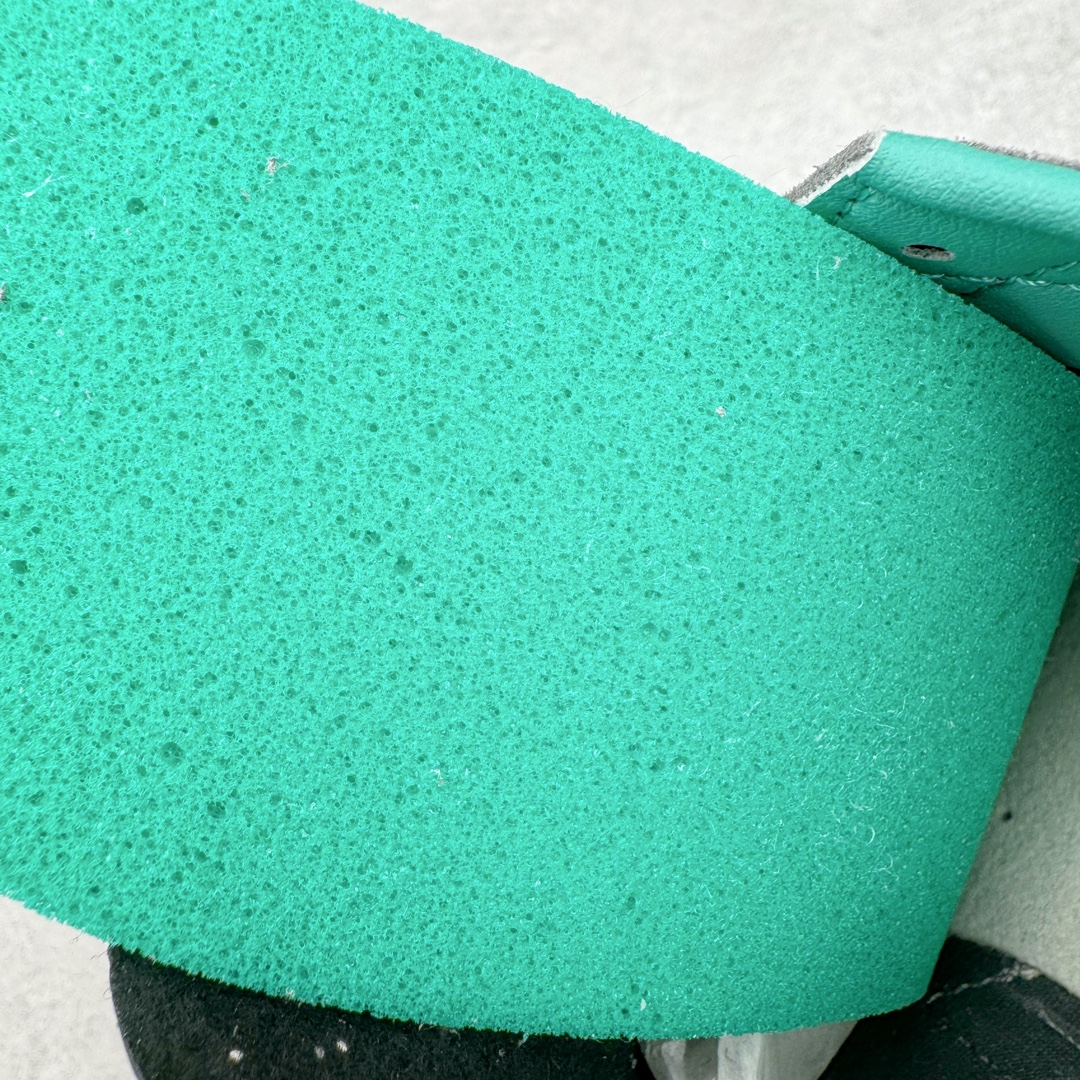 图片[17]-＃CS AD Wmns SL72 OG 系列德训足球风百搭低帮休闲运动板鞋 JI2484 采用高弹EVA+MODEL+RB三层组合底 区别市面RB一体大底 三层组合鞋底重量与原鞋一致 Originals 将有「T 头鞋」造型的诞生于 1972 年的 SL72 鞋款复刻带回 各位买鞋又有新选择了 1972 年 SL72 问世后 引领了后来阿迪达斯的跑鞋发展方向 其中「SL」代表了 Super Light 彰显了产品轻便的特性 1972 年 SL72 问世后 引领了后来阿迪达斯的跑鞋发展方向 其中「SL」代表了 Super Light 彰显了产品轻便的特性 这次 Originals 延续其轻质经典的基因 带来男女两款 SL72 男生款带来 SL72 RS 鞋型 RS 意为 Reshaped（重塑）鞋款在保留了经典的外观基础上 在尼龙材质里增加了填充物 使鞋型更加挺立和饱满 鞋头则更加圆润 鞋底的 EVA 材质则增加了鞋款的高度 女生款则带来 SL72 OG W 鞋型 OG 顾名思义则是致敬经典款式 相较于 RS（Reshaped）鞋款 鞋身更加纤细 其整体鞋身轮廓、线条、细节、材质上尊崇 70 年代 SL72 的设计 还原经典味道 尺码：36 36⅔ 37⅓ 38 38⅔ 39⅓ 40 40⅔ 41⅓ 42 42⅔ 43⅓ 44 44⅔ 45-选品中心