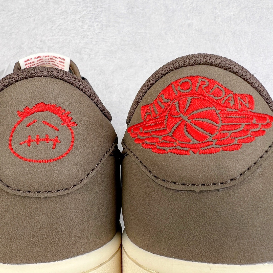 图片[12]-＃KZ神版福利回馈 Travis Scott x Air Jordan AJ1 Low OG SP TS联名深棕倒钩低帮 CQ4277-001 毫无疑问市场中端王者 耗时半年巨作 全套原纸板楦头开发 确保原汁原味 完美呈现倒钩版型 原档案转印油墨一体 东莞原厂磨具大底独家尺码35.5 48.5 一码一磨具拒绝假半码 此版本只针对中端市场 皮料材质有所更替 其他数据细节工艺流程均保持一致 绝不口嗨 细节品控鞋型随意秒杀市面3XX 4XX 原盒原配 外盒透明胶套 内侧字体 工整带凹凸感 原厂拉帮工艺 针距密度一致 后跟弧度收口自然不对折 极致一眼正品既视感 进口玻璃冲刀皮料裁剪零毛边 承诺百分百一致原鞋 全鞋电脑针车工艺 进口港宝加持 后跟自然饱满 全鞋荧光划线卡点 追求极致完美 每一双都是工艺品 多重QC质检 超越公司货的品控标准 实实在在的免检产品 尺码：35.5 36 36.5 37.5 38 38.5 39 40 40.5 41 42 42.5 43 44 44.5 45 46 47.5 48.5-选品中心