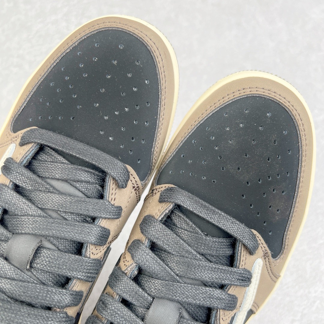 图片[10]-＃KZ神版福利回馈 Travis Scott x Air Jordan AJ1 Low OG SP TS联名深棕倒钩低帮 CQ4277-001 毫无疑问市场中端王者 耗时半年巨作 全套原纸板楦头开发 确保原汁原味 完美呈现倒钩版型 原档案转印油墨一体 东莞原厂磨具大底独家尺码35.5 48.5 一码一磨具拒绝假半码 此版本只针对中端市场 皮料材质有所更替 其他数据细节工艺流程均保持一致 绝不口嗨 细节品控鞋型随意秒杀市面3XX 4XX 原盒原配 外盒透明胶套 内侧字体 工整带凹凸感 原厂拉帮工艺 针距密度一致 后跟弧度收口自然不对折 极致一眼正品既视感 进口玻璃冲刀皮料裁剪零毛边 承诺百分百一致原鞋 全鞋电脑针车工艺 进口港宝加持 后跟自然饱满 全鞋荧光划线卡点 追求极致完美 每一双都是工艺品 多重QC质检 超越公司货的品控标准 实实在在的免检产品 尺码：35.5 36 36.5 37.5 38 38.5 39 40 40.5 41 42 42.5 43 44 44.5 45 46 47.5 48.5-选品中心