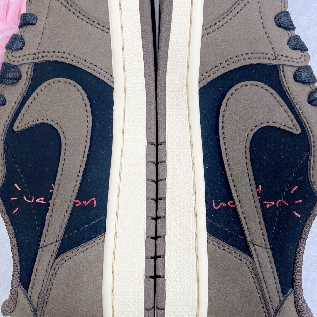 图片[14]-＃KZ神版福利回馈 Travis Scott x Air Jordan AJ1 Low OG SP TS联名深棕倒钩低帮 CQ4277-001 毫无疑问市场中端王者 耗时半年巨作 全套原纸板楦头开发 确保原汁原味 完美呈现倒钩版型 原档案转印油墨一体 东莞原厂磨具大底独家尺码35.5 48.5 一码一磨具拒绝假半码 此版本只针对中端市场 皮料材质有所更替 其他数据细节工艺流程均保持一致 绝不口嗨 细节品控鞋型随意秒杀市面3XX 4XX 原盒原配 外盒透明胶套 内侧字体 工整带凹凸感 原厂拉帮工艺 针距密度一致 后跟弧度收口自然不对折 极致一眼正品既视感 进口玻璃冲刀皮料裁剪零毛边 承诺百分百一致原鞋 全鞋电脑针车工艺 进口港宝加持 后跟自然饱满 全鞋荧光划线卡点 追求极致完美 每一双都是工艺品 多重QC质检 超越公司货的品控标准 实实在在的免检产品 尺码：35.5 36 36.5 37.5 38 38.5 39 40 40.5 41 42 42.5 43 44 44.5 45 46 47.5 48.5-选品中心