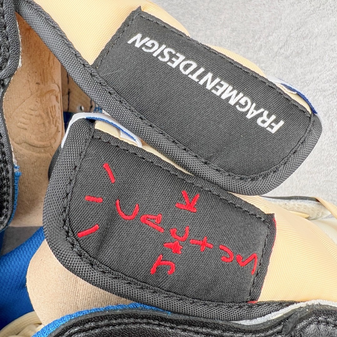 图片[15]-＃KZ神版特价 Travis Scott x Fragment x Air Jordan AJ1 Low OG SP 三方联名闪电倒钩低帮 DM7866-140 毫无疑问市场中端王者 耗时半年巨作 全套原纸板楦头开发 确保原汁原味 完美呈现倒钩版型 原档案转印油墨一体 东莞原厂磨具大底独家尺码35.5 48.5 一码一磨具拒绝假半码 此版本只针对中端市场 皮料材质有所更替 其他数据细节工艺流程均保持一致 绝不口嗨 细节品控鞋型随意秒杀市面3XX 4XX 原盒原配 外盒透明胶套 内侧字体 工整带凹凸感 原厂拉帮工艺 针距密度一致 后跟弧度收口自然不对折 极致一眼正品既视感 进口玻璃冲刀皮料裁剪零毛边 承诺百分百一致原鞋 全鞋电脑针车工艺 进口港宝加持 后跟自然饱满 全鞋荧光划线卡点 追求极致完美 每一双都是工艺品 多重QC质检 超越公司货的品控标准 实实在在的免检产品 尺码：35.5 36 36.5 37.5 38 38.5 39 40 40.5 41 42 42.5 43 44 44.5 45 46 47.5 48.5-选品中心