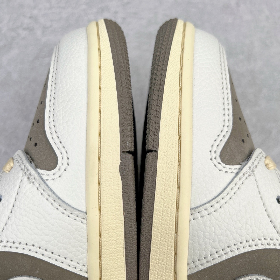 图片[11]-＃KZ神版福利回馈 Travis Scott x Air Jordan AJ1 Low OG SP TS联名白棕倒钩低帮 DM7866-162 毫无疑问市场中端王者 耗时半年巨作 全套原纸板楦头开发 确保原汁原味 完美呈现倒钩版型 原档案转印油墨一体 东莞原厂磨具大底独家尺码35.5 48.5 一码一磨具拒绝假半码 此版本只针对中端市场 皮料材质有所更替 其他数据细节工艺流程均保持一致 绝不口嗨 细节品控鞋型随意秒杀市面3XX 4XX 原盒原配 外盒透明胶套 内侧字体 工整带凹凸感 原厂拉帮工艺 针距密度一致 后跟弧度收口自然不对折 极致一眼正品既视感 进口玻璃冲刀皮料裁剪零毛边 承诺百分百一致原鞋 全鞋电脑针车工艺 进口港宝加持 后跟自然饱满 全鞋荧光划线卡点 追求极致完美 每一双都是工艺品 多重QC质检 超越公司货的品控标准 实实在在的免检产品 尺码：35.5 36 36.5 37.5 38 38.5 39 40 40.5 41 42 42.5 43 44 44.5 45 46 47.5 48.5-选品中心