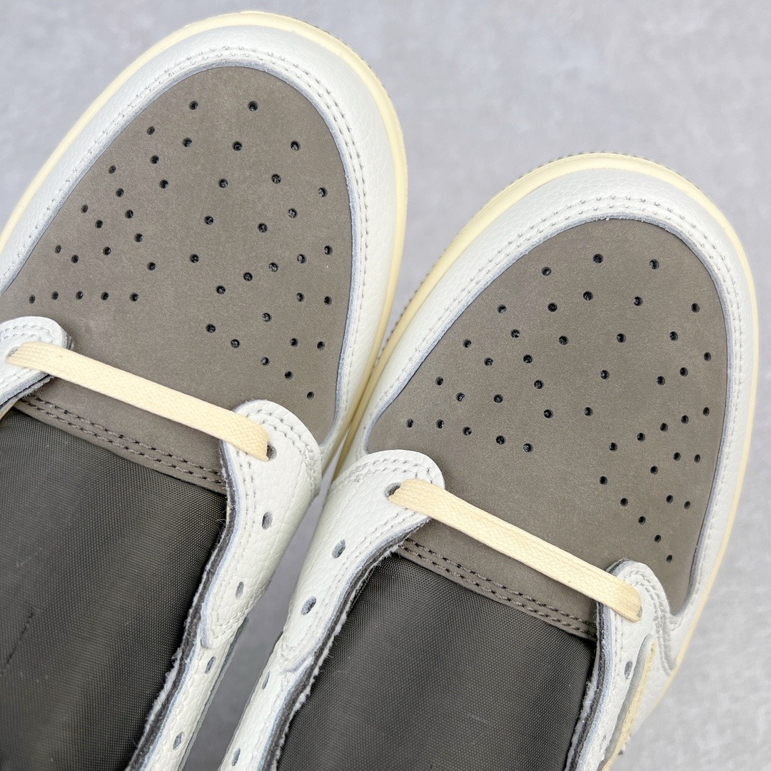 图片[10]-＃KZ神版福利回馈 Travis Scott x Air Jordan AJ1 Low OG SP TS联名白棕倒钩低帮 DM7866-162 毫无疑问市场中端王者 耗时半年巨作 全套原纸板楦头开发 确保原汁原味 完美呈现倒钩版型 原档案转印油墨一体 东莞原厂磨具大底独家尺码35.5 48.5 一码一磨具拒绝假半码 此版本只针对中端市场 皮料材质有所更替 其他数据细节工艺流程均保持一致 绝不口嗨 细节品控鞋型随意秒杀市面3XX 4XX 原盒原配 外盒透明胶套 内侧字体 工整带凹凸感 原厂拉帮工艺 针距密度一致 后跟弧度收口自然不对折 极致一眼正品既视感 进口玻璃冲刀皮料裁剪零毛边 承诺百分百一致原鞋 全鞋电脑针车工艺 进口港宝加持 后跟自然饱满 全鞋荧光划线卡点 追求极致完美 每一双都是工艺品 多重QC质检 超越公司货的品控标准 实实在在的免检产品 尺码：35.5 36 36.5 37.5 38 38.5 39 40 40.5 41 42 42.5 43 44 44.5 45 46 47.5 48.5-选品中心