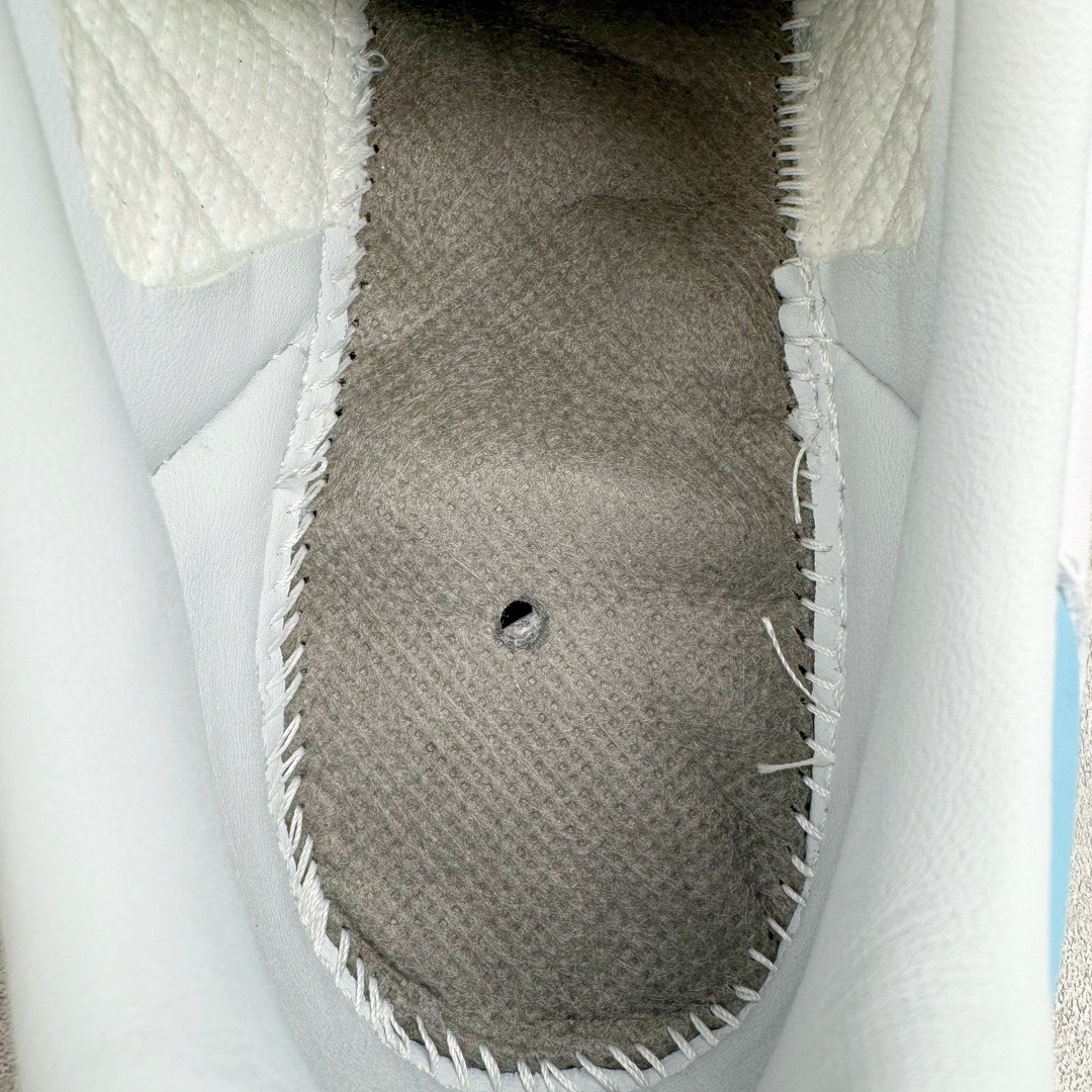 图片[16]-＃KZ神版特价 AD Original Samba OG 复古经典轻便板鞋 白蓝 ID2055 口碑大厂出品 品控大底版型不断改良更新 全套原纸板楦头开发 确保原汁原味 完美呈现桑巴版型 一比一鞋头弧度高度鞋身弧度 此版本只针对中端市场 皮料材质有所更替 其他数据细节工艺流程均保持一致 绝不口嗨 细节品控鞋型随意对比 正确烫金高频细节 原装纳米超迁皮料 独家私模橡胶大底 原盒原配 这款桑巴鞋展示了高质量的工艺 带有装饰的超锁缝制和无缝的手感 柔软、柔软的皮革造型和标志性的3条纹完成了精致的外观 正规合身鞋带 鞋面上有绒面鞋垫 橡胶鞋底 享受正畸套筒软感 自50年代首次亮相以来就一直在赢得粉丝的青睐 尺码：35.5 36 36.5 37.5 38 38.5 39 40 40.5 41 42 42.5 43 44 44.5 45 46 47-选品中心