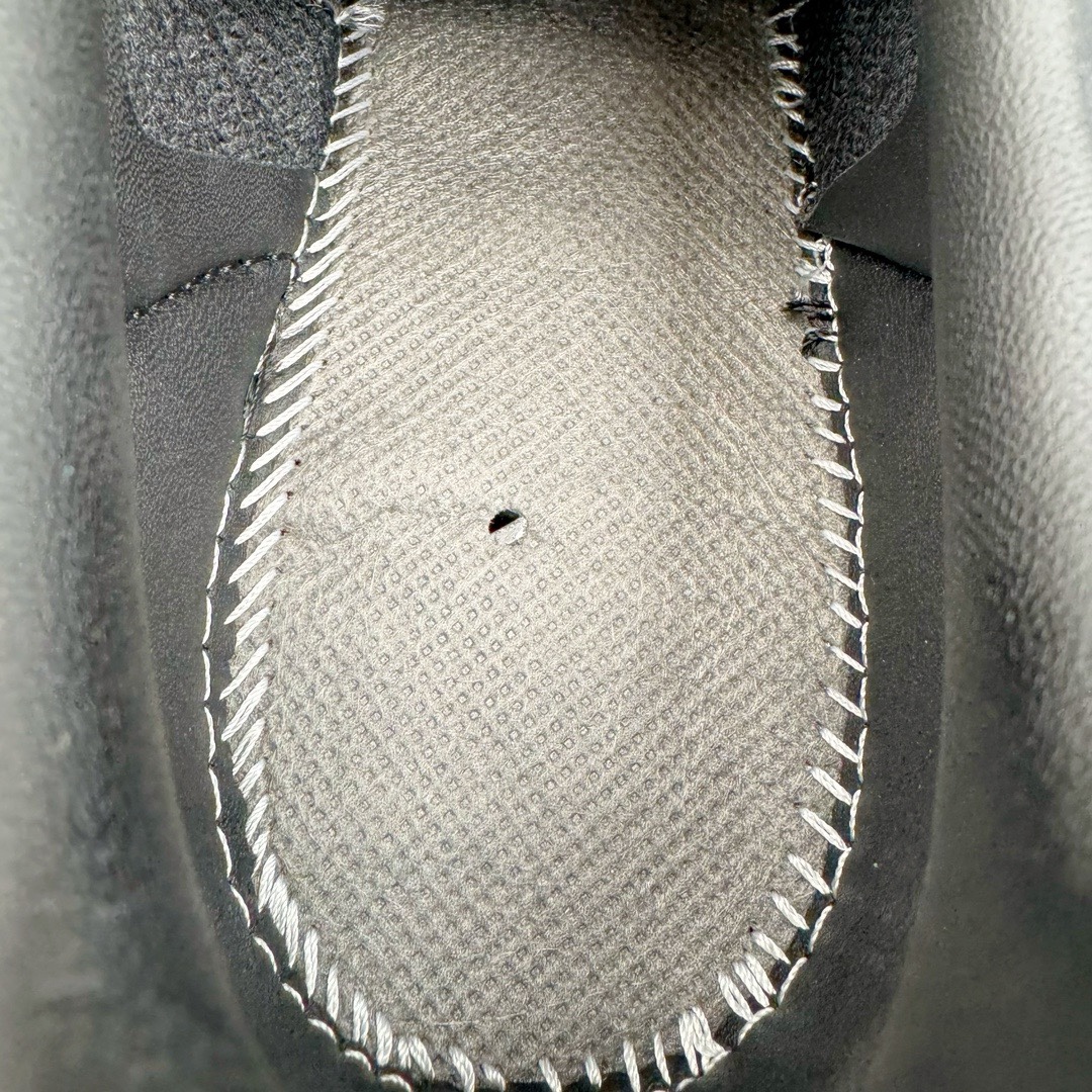 图片[19]-＃KZ神版福利 AD Original Samba OG 复古经典轻便板鞋 黑白 B75807 口碑大厂出品 品控大底版型不断改良更新 全套原纸板楦头开发 确保原汁原味 完美呈现桑巴版型 一比一鞋头弧度高度鞋身弧度 此版本只针对中端市场 皮料材质有所更替 其他数据细节工艺流程均保持一致 绝不口嗨 细节品控鞋型随意对比 正确烫金高频细节 原装纳米超迁皮料 独家私模橡胶大底 原盒原配 这款桑巴鞋展示了高质量的工艺 带有装饰的超锁缝制和无缝的手感 柔软、柔软的皮革造型和标志性的3条纹完成了精致的外观 正规合身鞋带 鞋面上有绒面鞋垫 橡胶鞋底 享受正畸套筒软感 自50年代首次亮相以来就一直在赢得粉丝的青睐 尺码：35.5 36 36.5 37.5 38 38.5 39 40 40.5 41 42 42.5 43 44 44.5 45 46 47-选品中心