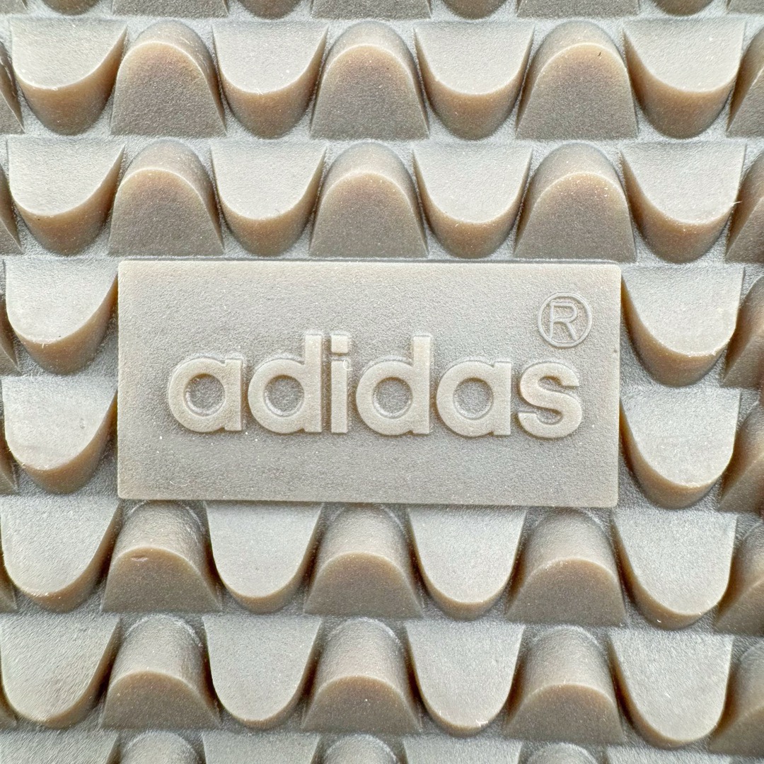 图片[17]-＃KZ神版福利 AD Original Samba OG 复古经典轻便板鞋 黑白 B75807 口碑大厂出品 品控大底版型不断改良更新 全套原纸板楦头开发 确保原汁原味 完美呈现桑巴版型 一比一鞋头弧度高度鞋身弧度 此版本只针对中端市场 皮料材质有所更替 其他数据细节工艺流程均保持一致 绝不口嗨 细节品控鞋型随意对比 正确烫金高频细节 原装纳米超迁皮料 独家私模橡胶大底 原盒原配 这款桑巴鞋展示了高质量的工艺 带有装饰的超锁缝制和无缝的手感 柔软、柔软的皮革造型和标志性的3条纹完成了精致的外观 正规合身鞋带 鞋面上有绒面鞋垫 橡胶鞋底 享受正畸套筒软感 自50年代首次亮相以来就一直在赢得粉丝的青睐 尺码：35.5 36 36.5 37.5 38 38.5 39 40 40.5 41 42 42.5 43 44 44.5 45 46 47-选品中心