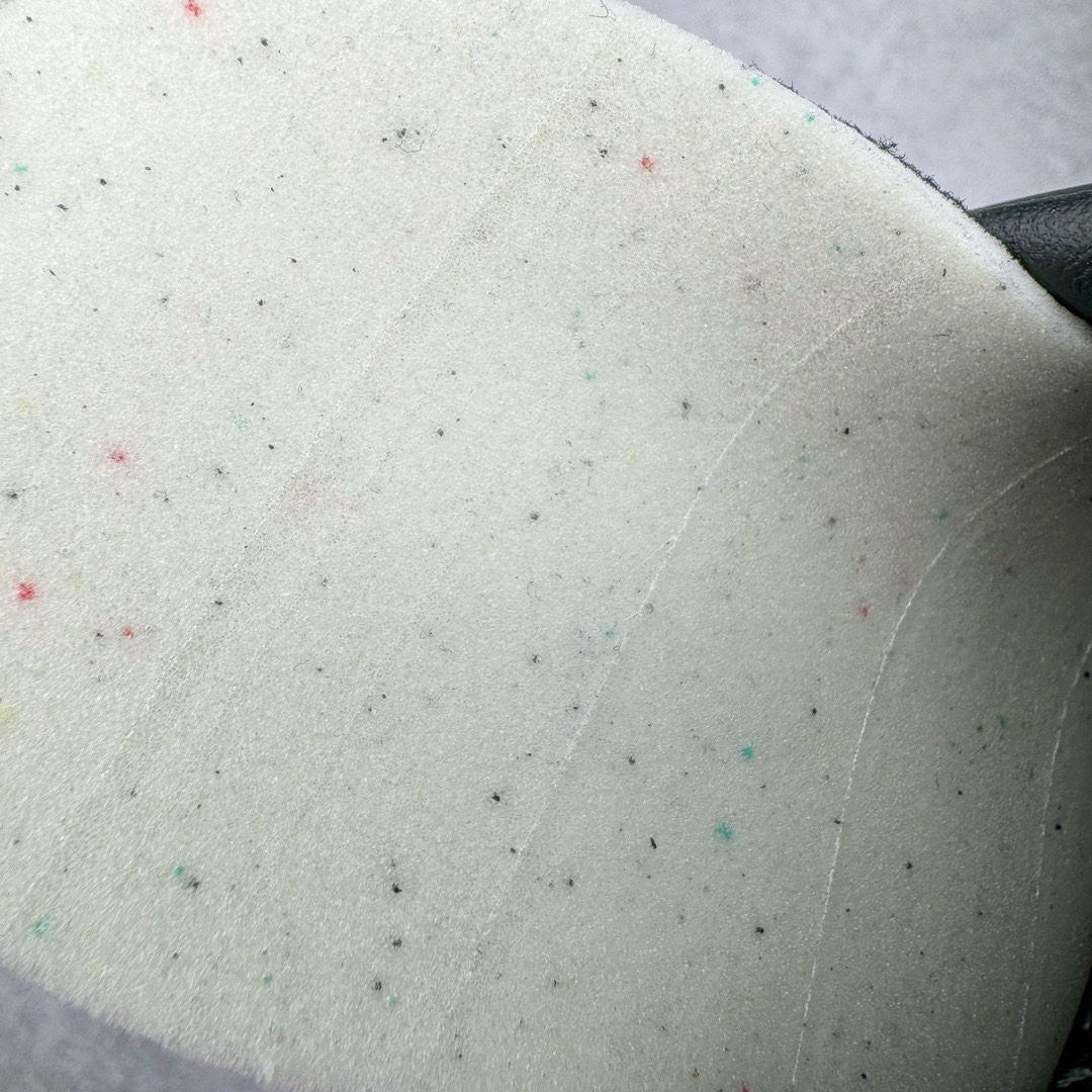 图片[20]-＃KZ神版福利 AD Original Samba OG 复古经典轻便板鞋 黑白 B75807 口碑大厂出品 品控大底版型不断改良更新 全套原纸板楦头开发 确保原汁原味 完美呈现桑巴版型 一比一鞋头弧度高度鞋身弧度 此版本只针对中端市场 皮料材质有所更替 其他数据细节工艺流程均保持一致 绝不口嗨 细节品控鞋型随意对比 正确烫金高频细节 原装纳米超迁皮料 独家私模橡胶大底 原盒原配 这款桑巴鞋展示了高质量的工艺 带有装饰的超锁缝制和无缝的手感 柔软、柔软的皮革造型和标志性的3条纹完成了精致的外观 正规合身鞋带 鞋面上有绒面鞋垫 橡胶鞋底 享受正畸套筒软感 自50年代首次亮相以来就一直在赢得粉丝的青睐 尺码：35.5 36 36.5 37.5 38 38.5 39 40 40.5 41 42 42.5 43 44 44.5 45 46 47-选品中心