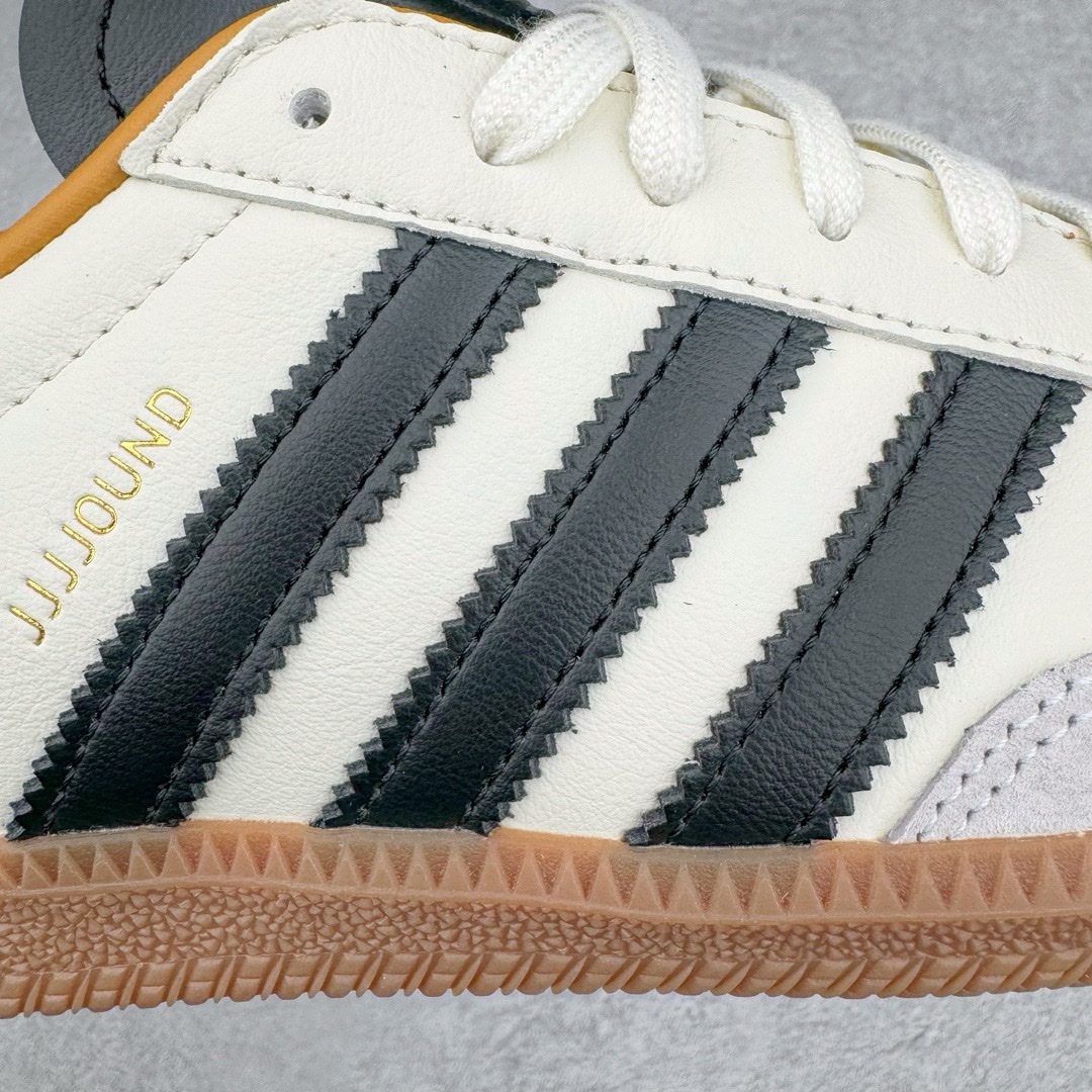 图片[11]-＃KZ神版特价 JJJJound x AD Originals Samba Classic\\\”Studded Pack Black\\\”桑巴舞系列绅士德训足球风百搭低帮休闲运动板鞋 联名奶白灰黑 ID8708 全套原厂纸板冲刀加持 独家原档案私模RB橡胶大底 含胶量硬度原鞋一致 正确拉帮鞋垫背胶 原厂标裁支持鉴定 高密度丽新布中底 内置环保海玻璃鞋垫 全鞋电脑针车零偏差 产品品控稳定性领先行业 原厂港宝加持定型后跟R度完美 近两年JJJJound这个名字在鞋圈迅速蹿红，关键是跟它联名的球鞋就没有好抢的。无论是 New Balance、ASICS 还是 Salomon，起步就是市价翻倍。最近，JJJJound x Originals联名鞋的登场日期终于确定。分别以黑色、小麦色为主调，除了配色以外，两双鞋的质感也有很大不同。作为合作企划里的金字招牌，JJJJound 善于利用自己的极简美学挖掘品牌的全新风貌，本次 JJJJound 携手 Originals 选用大热鞋款 Samba 为蓝本，将鞋款的街头气质无痕转变为「静奢风」。鞋款肉眼可见的被赋予了难得的质感，黑白两色都采用了黄色优质皮革内衬以呼应生胶大底，取消了鞋舌的 Logo 转而采用压纹处理使得鞋款整体氛围更加静谧、奢华。同时为了彰显本次合作鞋款的身份，双方合作标识和 JJJJound Logo 被分别印在鞋口内侧和鞋垫上。尺码：35.5 36 36.5 37.5 38 38.5 39 40 40.5 41 42 42.5 43 44 44.5 45 46 47.5-选品中心