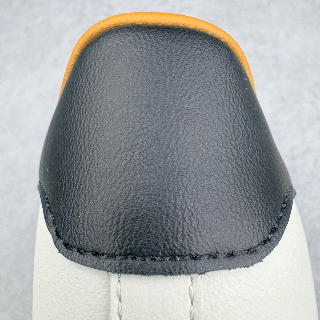 图片[13]-＃KZ神版特价 JJJJound x AD Originals Samba Classic\\\”Studded Pack Black\\\”桑巴舞系列绅士德训足球风百搭低帮休闲运动板鞋 联名奶白灰黑 ID8708 全套原厂纸板冲刀加持 独家原档案私模RB橡胶大底 含胶量硬度原鞋一致 正确拉帮鞋垫背胶 原厂标裁支持鉴定 高密度丽新布中底 内置环保海玻璃鞋垫 全鞋电脑针车零偏差 产品品控稳定性领先行业 原厂港宝加持定型后跟R度完美 近两年JJJJound这个名字在鞋圈迅速蹿红，关键是跟它联名的球鞋就没有好抢的。无论是 New Balance、ASICS 还是 Salomon，起步就是市价翻倍。最近，JJJJound x Originals联名鞋的登场日期终于确定。分别以黑色、小麦色为主调，除了配色以外，两双鞋的质感也有很大不同。作为合作企划里的金字招牌，JJJJound 善于利用自己的极简美学挖掘品牌的全新风貌，本次 JJJJound 携手 Originals 选用大热鞋款 Samba 为蓝本，将鞋款的街头气质无痕转变为「静奢风」。鞋款肉眼可见的被赋予了难得的质感，黑白两色都采用了黄色优质皮革内衬以呼应生胶大底，取消了鞋舌的 Logo 转而采用压纹处理使得鞋款整体氛围更加静谧、奢华。同时为了彰显本次合作鞋款的身份，双方合作标识和 JJJJound Logo 被分别印在鞋口内侧和鞋垫上。尺码：35.5 36 36.5 37.5 38 38.5 39 40 40.5 41 42 42.5 43 44 44.5 45 46 47.5-选品中心