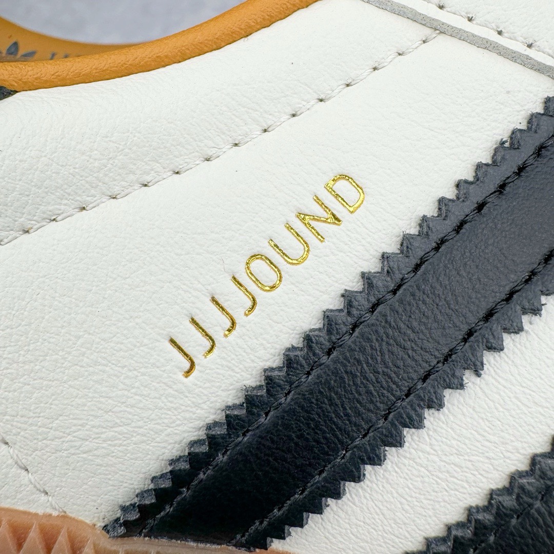 图片[10]-＃KZ神版特价 JJJJound x AD Originals Samba Classic\\\”Studded Pack Black\\\”桑巴舞系列绅士德训足球风百搭低帮休闲运动板鞋 联名奶白灰黑 ID8708 全套原厂纸板冲刀加持 独家原档案私模RB橡胶大底 含胶量硬度原鞋一致 正确拉帮鞋垫背胶 原厂标裁支持鉴定 高密度丽新布中底 内置环保海玻璃鞋垫 全鞋电脑针车零偏差 产品品控稳定性领先行业 原厂港宝加持定型后跟R度完美 近两年JJJJound这个名字在鞋圈迅速蹿红，关键是跟它联名的球鞋就没有好抢的。无论是 New Balance、ASICS 还是 Salomon，起步就是市价翻倍。最近，JJJJound x Originals联名鞋的登场日期终于确定。分别以黑色、小麦色为主调，除了配色以外，两双鞋的质感也有很大不同。作为合作企划里的金字招牌，JJJJound 善于利用自己的极简美学挖掘品牌的全新风貌，本次 JJJJound 携手 Originals 选用大热鞋款 Samba 为蓝本，将鞋款的街头气质无痕转变为「静奢风」。鞋款肉眼可见的被赋予了难得的质感，黑白两色都采用了黄色优质皮革内衬以呼应生胶大底，取消了鞋舌的 Logo 转而采用压纹处理使得鞋款整体氛围更加静谧、奢华。同时为了彰显本次合作鞋款的身份，双方合作标识和 JJJJound Logo 被分别印在鞋口内侧和鞋垫上。尺码：35.5 36 36.5 37.5 38 38.5 39 40 40.5 41 42 42.5 43 44 44.5 45 46 47.5-选品中心