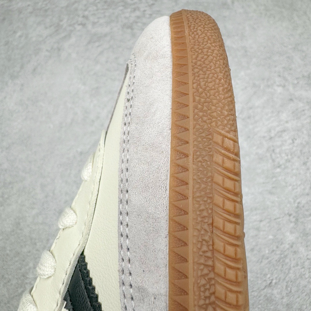 图片[15]-＃KZ神版特价 JJJJound x AD Originals Samba Classic\\\”Studded Pack Black\\\”桑巴舞系列绅士德训足球风百搭低帮休闲运动板鞋 联名奶白灰黑 ID8708 全套原厂纸板冲刀加持 独家原档案私模RB橡胶大底 含胶量硬度原鞋一致 正确拉帮鞋垫背胶 原厂标裁支持鉴定 高密度丽新布中底 内置环保海玻璃鞋垫 全鞋电脑针车零偏差 产品品控稳定性领先行业 原厂港宝加持定型后跟R度完美 近两年JJJJound这个名字在鞋圈迅速蹿红，关键是跟它联名的球鞋就没有好抢的。无论是 New Balance、ASICS 还是 Salomon，起步就是市价翻倍。最近，JJJJound x Originals联名鞋的登场日期终于确定。分别以黑色、小麦色为主调，除了配色以外，两双鞋的质感也有很大不同。作为合作企划里的金字招牌，JJJJound 善于利用自己的极简美学挖掘品牌的全新风貌，本次 JJJJound 携手 Originals 选用大热鞋款 Samba 为蓝本，将鞋款的街头气质无痕转变为「静奢风」。鞋款肉眼可见的被赋予了难得的质感，黑白两色都采用了黄色优质皮革内衬以呼应生胶大底，取消了鞋舌的 Logo 转而采用压纹处理使得鞋款整体氛围更加静谧、奢华。同时为了彰显本次合作鞋款的身份，双方合作标识和 JJJJound Logo 被分别印在鞋口内侧和鞋垫上。尺码：35.5 36 36.5 37.5 38 38.5 39 40 40.5 41 42 42.5 43 44 44.5 45 46 47.5-选品中心