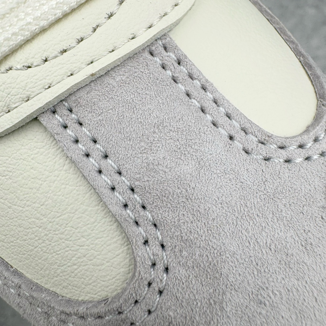 图片[17]-＃KZ神版特价 JJJJound x AD Originals Samba Classic\\\”Studded Pack Black\\\”桑巴舞系列绅士德训足球风百搭低帮休闲运动板鞋 联名奶白灰黑 ID8708 全套原厂纸板冲刀加持 独家原档案私模RB橡胶大底 含胶量硬度原鞋一致 正确拉帮鞋垫背胶 原厂标裁支持鉴定 高密度丽新布中底 内置环保海玻璃鞋垫 全鞋电脑针车零偏差 产品品控稳定性领先行业 原厂港宝加持定型后跟R度完美 近两年JJJJound这个名字在鞋圈迅速蹿红，关键是跟它联名的球鞋就没有好抢的。无论是 New Balance、ASICS 还是 Salomon，起步就是市价翻倍。最近，JJJJound x Originals联名鞋的登场日期终于确定。分别以黑色、小麦色为主调，除了配色以外，两双鞋的质感也有很大不同。作为合作企划里的金字招牌，JJJJound 善于利用自己的极简美学挖掘品牌的全新风貌，本次 JJJJound 携手 Originals 选用大热鞋款 Samba 为蓝本，将鞋款的街头气质无痕转变为「静奢风」。鞋款肉眼可见的被赋予了难得的质感，黑白两色都采用了黄色优质皮革内衬以呼应生胶大底，取消了鞋舌的 Logo 转而采用压纹处理使得鞋款整体氛围更加静谧、奢华。同时为了彰显本次合作鞋款的身份，双方合作标识和 JJJJound Logo 被分别印在鞋口内侧和鞋垫上。尺码：35.5 36 36.5 37.5 38 38.5 39 40 40.5 41 42 42.5 43 44 44.5 45 46 47.5-选品中心