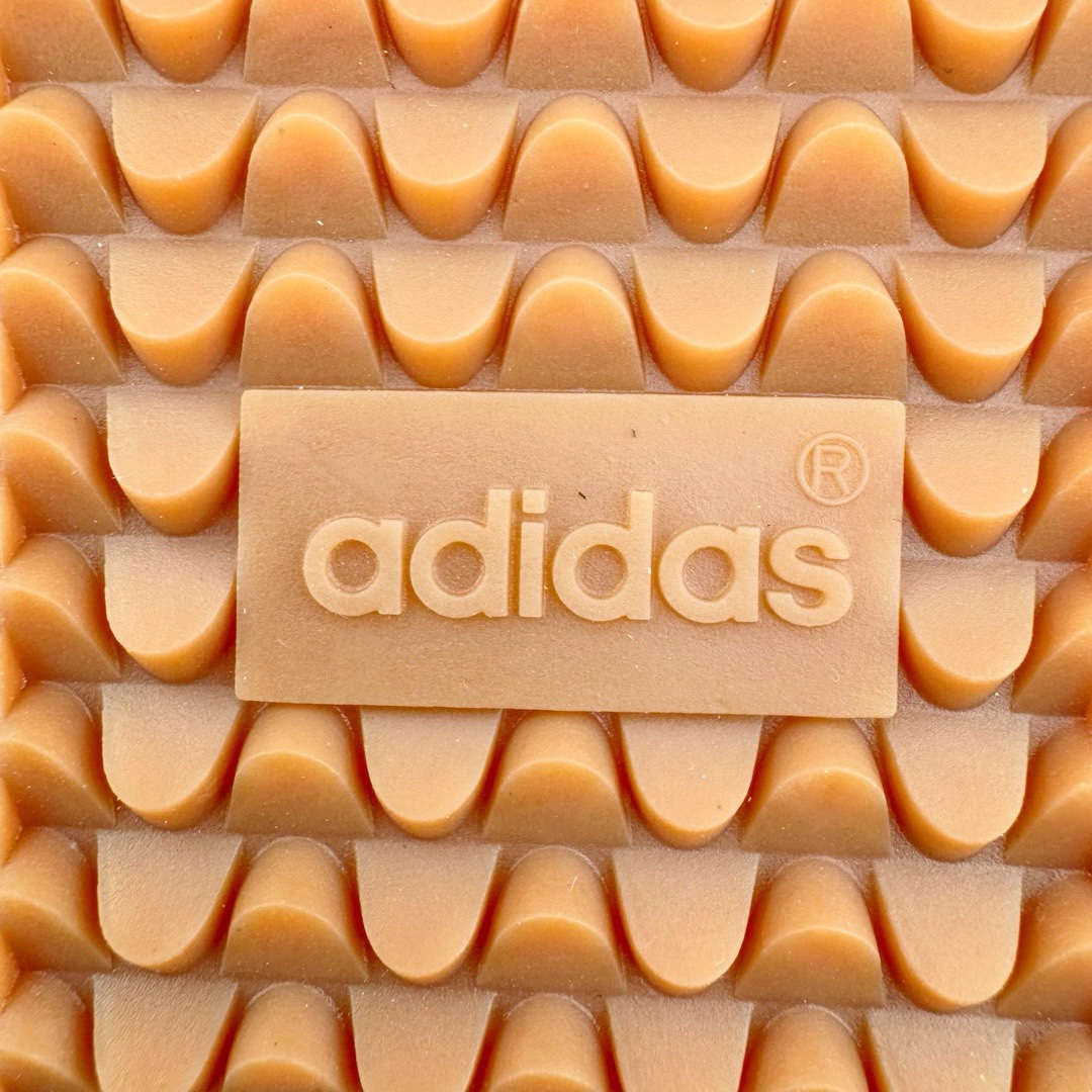 图片[19]-＃KZ神版特价 JJJJound x AD Originals Samba Classic\\\”Studded Pack Black\\\”桑巴舞系列绅士德训足球风百搭低帮休闲运动板鞋 联名奶白灰黑 ID8708 全套原厂纸板冲刀加持 独家原档案私模RB橡胶大底 含胶量硬度原鞋一致 正确拉帮鞋垫背胶 原厂标裁支持鉴定 高密度丽新布中底 内置环保海玻璃鞋垫 全鞋电脑针车零偏差 产品品控稳定性领先行业 原厂港宝加持定型后跟R度完美 近两年JJJJound这个名字在鞋圈迅速蹿红，关键是跟它联名的球鞋就没有好抢的。无论是 New Balance、ASICS 还是 Salomon，起步就是市价翻倍。最近，JJJJound x Originals联名鞋的登场日期终于确定。分别以黑色、小麦色为主调，除了配色以外，两双鞋的质感也有很大不同。作为合作企划里的金字招牌，JJJJound 善于利用自己的极简美学挖掘品牌的全新风貌，本次 JJJJound 携手 Originals 选用大热鞋款 Samba 为蓝本，将鞋款的街头气质无痕转变为「静奢风」。鞋款肉眼可见的被赋予了难得的质感，黑白两色都采用了黄色优质皮革内衬以呼应生胶大底，取消了鞋舌的 Logo 转而采用压纹处理使得鞋款整体氛围更加静谧、奢华。同时为了彰显本次合作鞋款的身份，双方合作标识和 JJJJound Logo 被分别印在鞋口内侧和鞋垫上。尺码：35.5 36 36.5 37.5 38 38.5 39 40 40.5 41 42 42.5 43 44 44.5 45 46 47.5-选品中心