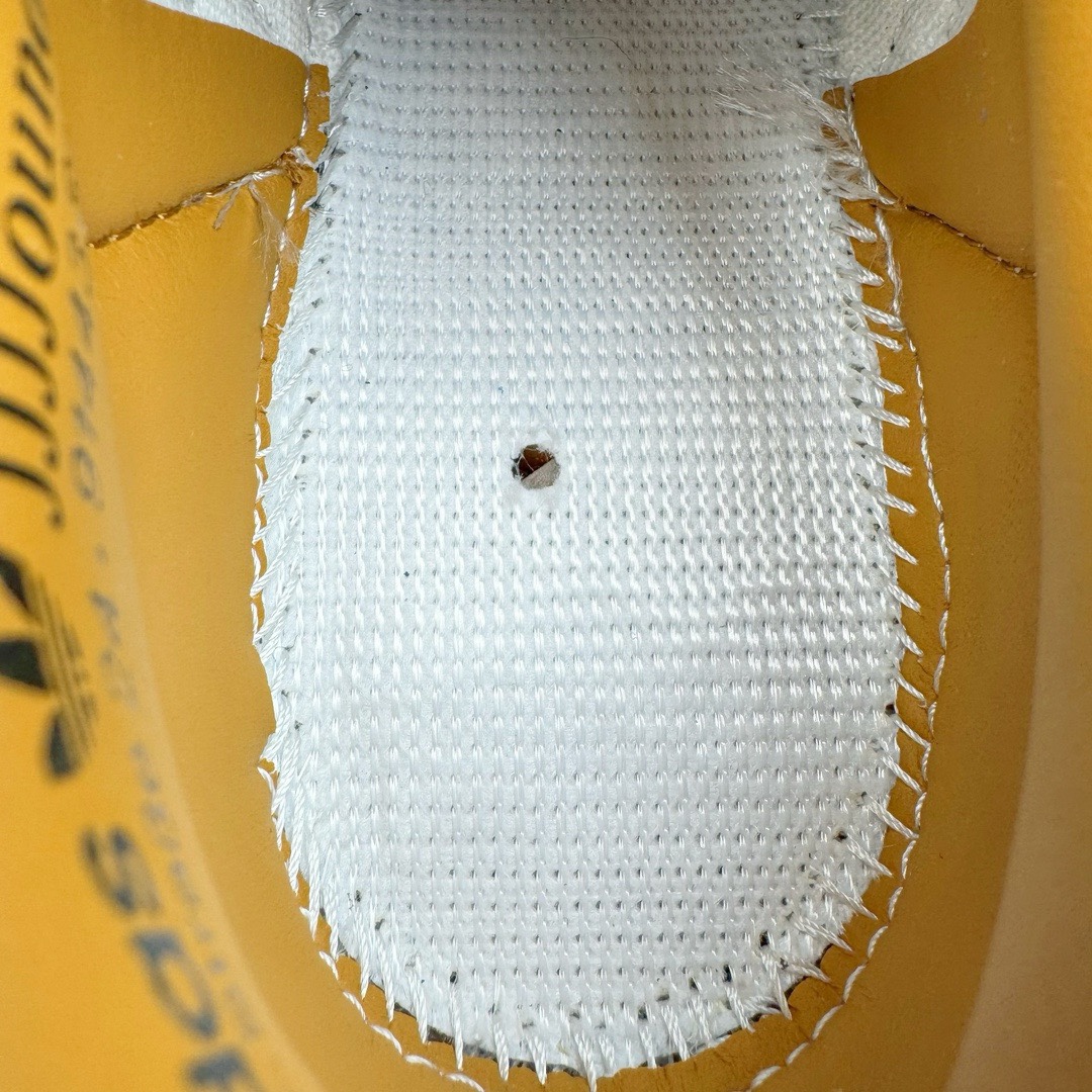 图片[16]-＃KZ神版特价 JJJJound x AD Originals Samba Classic\\\”Studded Pack Black\\\”桑巴舞系列绅士德训足球风百搭低帮休闲运动板鞋 联名奶白灰黑 ID8708 全套原厂纸板冲刀加持 独家原档案私模RB橡胶大底 含胶量硬度原鞋一致 正确拉帮鞋垫背胶 原厂标裁支持鉴定 高密度丽新布中底 内置环保海玻璃鞋垫 全鞋电脑针车零偏差 产品品控稳定性领先行业 原厂港宝加持定型后跟R度完美 近两年JJJJound这个名字在鞋圈迅速蹿红，关键是跟它联名的球鞋就没有好抢的。无论是 New Balance、ASICS 还是 Salomon，起步就是市价翻倍。最近，JJJJound x Originals联名鞋的登场日期终于确定。分别以黑色、小麦色为主调，除了配色以外，两双鞋的质感也有很大不同。作为合作企划里的金字招牌，JJJJound 善于利用自己的极简美学挖掘品牌的全新风貌，本次 JJJJound 携手 Originals 选用大热鞋款 Samba 为蓝本，将鞋款的街头气质无痕转变为「静奢风」。鞋款肉眼可见的被赋予了难得的质感，黑白两色都采用了黄色优质皮革内衬以呼应生胶大底，取消了鞋舌的 Logo 转而采用压纹处理使得鞋款整体氛围更加静谧、奢华。同时为了彰显本次合作鞋款的身份，双方合作标识和 JJJJound Logo 被分别印在鞋口内侧和鞋垫上。尺码：35.5 36 36.5 37.5 38 38.5 39 40 40.5 41 42 42.5 43 44 44.5 45 46 47.5-选品中心